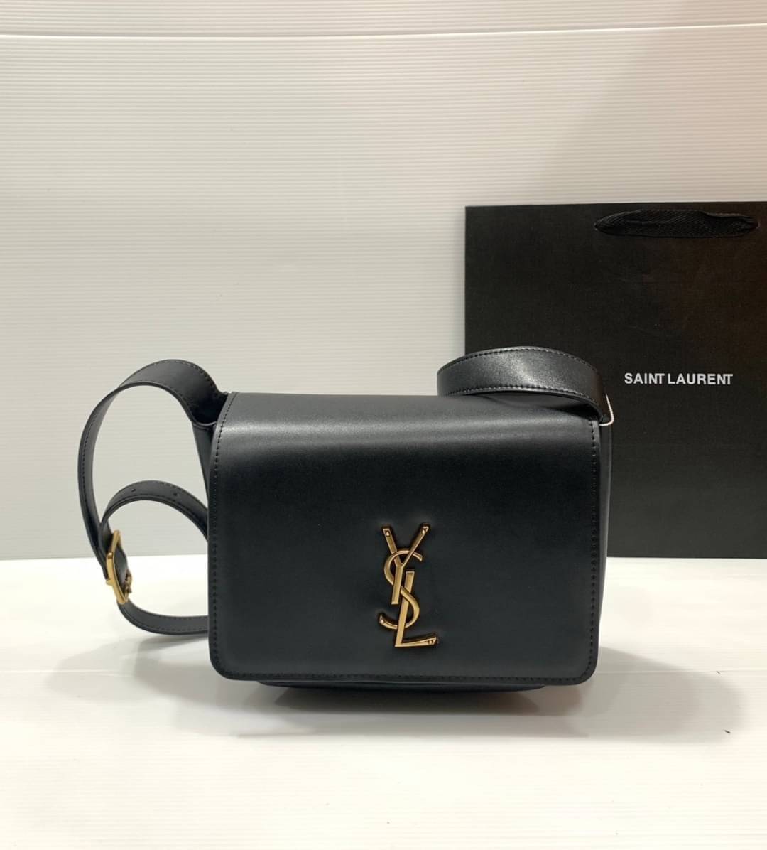 YSL Niki BESACE Brick Leather Bag กระเป๋าสะพายไหล่หูจับในตัว หรูหราขั้นสุด เสิร์ฟมาให้สวยทันใช้ปีใหม่แน่นอนค่า ใบจริงดูแพงเกินคุ้ม ดีไซน์เรียบแต่โดดเด่นด้วยความเป็นเอกลักษณ์ ภายในโล่งกว้าง สะพายได้สวยๆปังๆก่อนใคร ของใหม่แบบนี้รีบตำเลยน้า
