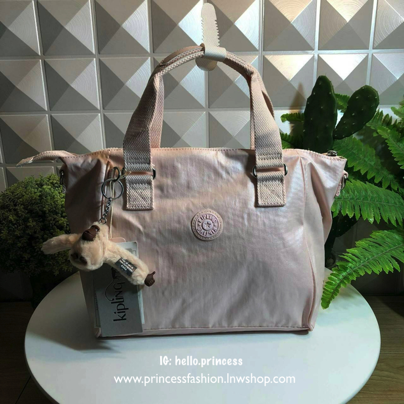 KIPLING AMIEL K15371 กระเป๋า KIPLING มาพร้อมพวงกุญเเจที่เป็นเอกลักษณ์ของเเบรนด์ เปิดปิดด้วยซิป มีสายยาว ถอดสายและปรับความยาวได้ น้ำหนักเบา ทำความสะอาดง่าย ช่องด้านในมีสายเกี่ยวกุญแจ ช่องซิปเล็กด้านใน แนะนำควรมีเลยค่า