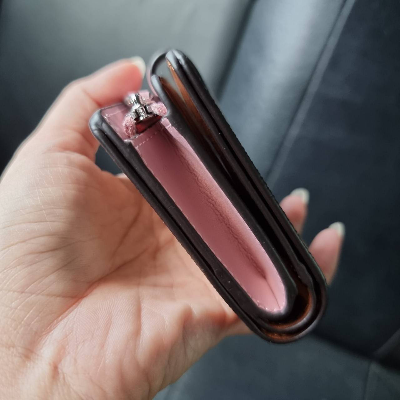 COACH F33034 MEDIUM CORNER ZIP WALLET IN COLORBLOCK SIGNATURE CANVAS กระเป๋าสตางค์ใบกลาง 👛 ขนาดกำลังเหมาะมือ วัสดุหนังแคนวาส ดูแลรักษาง่าย มีช่องใส่บัตรและธนบัตรครบ และช่องซิปแยกไว้ใส่เหรียญ สวยคลาคสิคแบบนี้เหมาะส่งต่อเป็นของขวัญที่สุดจ้า