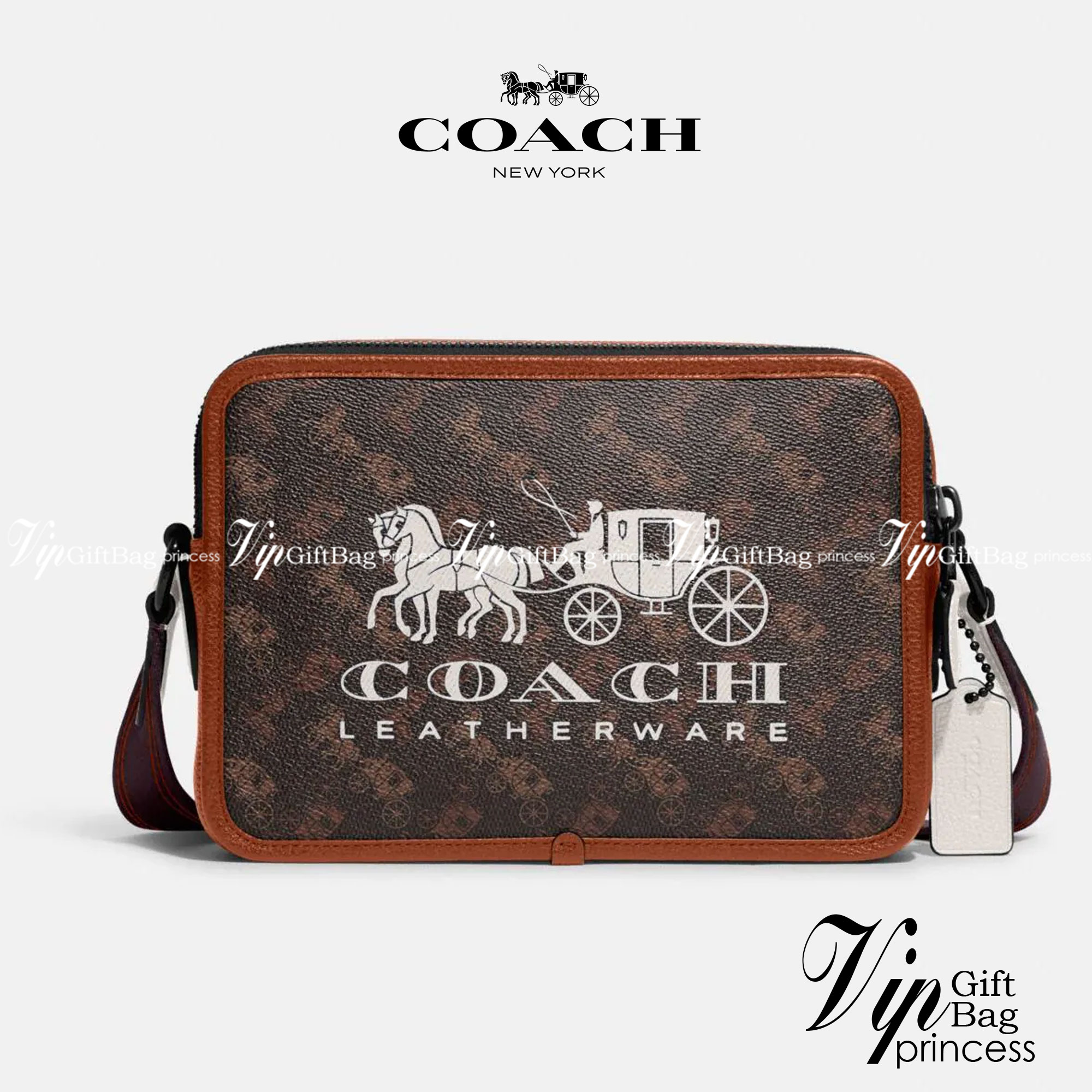 COACH C8445 CHARTER CROSSBODY 24 WITH HORSE AND CARRIAGE PRINT หล่อได้ไม่ซ้ำใคร กับไอเท็มใหม่ล่าสุด ชิคๆคูลๆ กับกระเป๋าสะพายข้าง ดีไซน์ทรงกล่อง ตกแต่งลวดลายดูโดดเด่น วัสดุหนังแคนวาสสลับหนัง pepble มีซิป 2 ฝั่ง ใส่ของได้จุใจ ของสำคัญใส่ไปเลยครบๆ สายสะพายปร