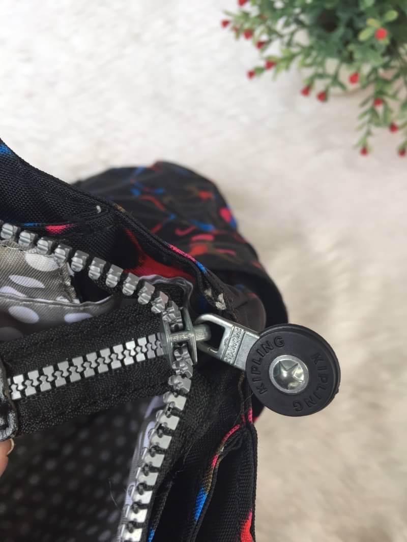 Kipling รุ่น Cicele กระเป๋าสะพายไหล่ใบใหญ่ สวยน่ารัก ตัวกระเป๋าด้านในเป็นช่องโล่งแบบปิดเปิดด้วยซิป มีช่องซิปด้านใน ด้านข้างกระเป๋า มี 2 ช่อง ปิดเปิด ด้วยเทป พร้อมที่ใส่โทรศัพท์ ปากกา และ MP 3 ในส่วนด้านใน และ ด้านข้างกระเป๋า ซ้าย-ขวา เป็นช่องขนาดเล็กสำหรั