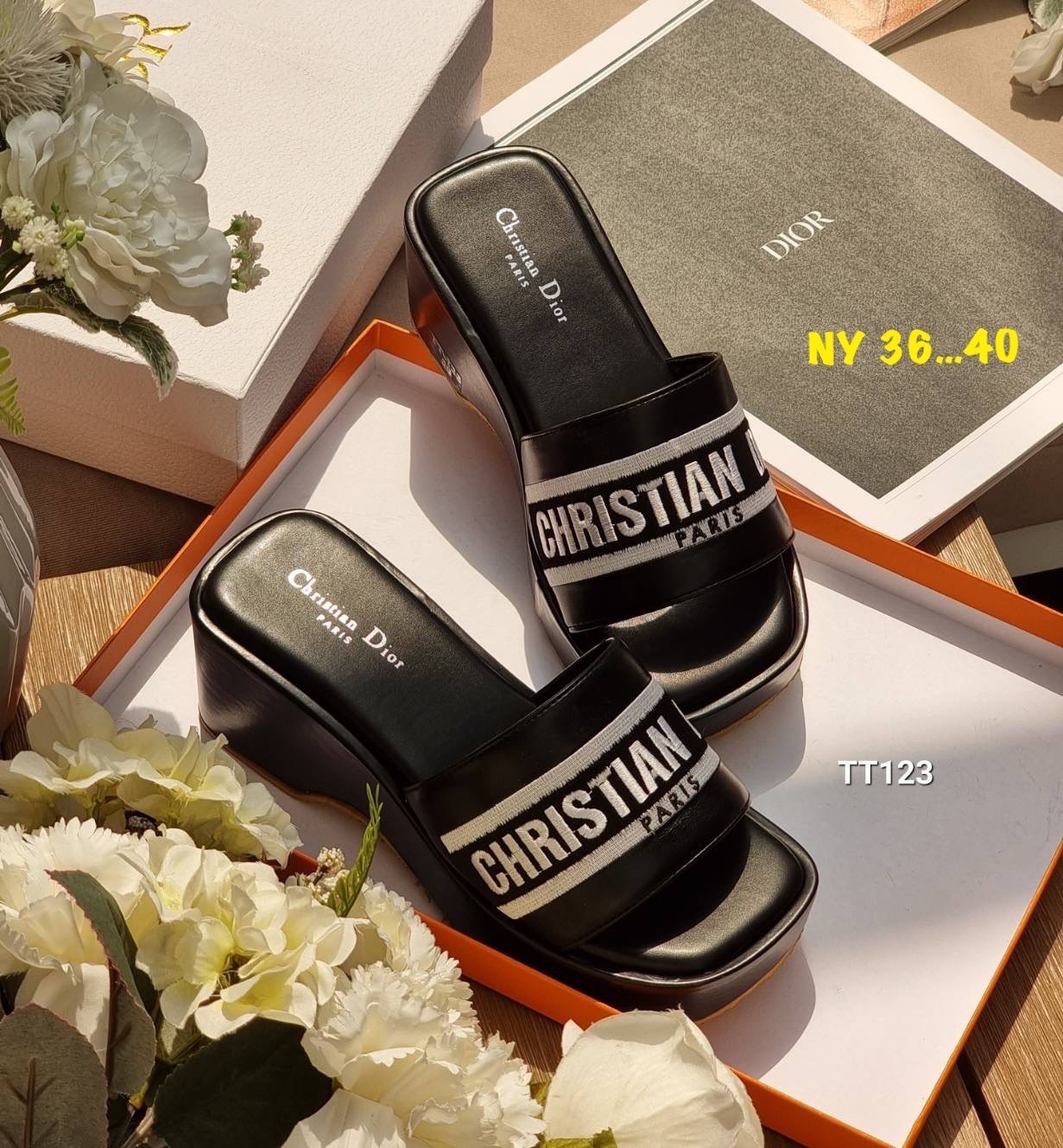พร้อมส่ง Dior Sandals รองเท้าแตะดิออ รองเท้าทรงเตารีดดิออ งานคัดเกรดคุณภาพทอละเอียด ปั้มแบรนด์ พื้นยางกันลื่นอย่างดี กระชับเท้า ใส่สบายเดินได้นาน ไม่เจ็บไม่บีบเท้า สวยเกินราคา ภาพถ่ายจากงานจริง สวยตรงปกค่ะ