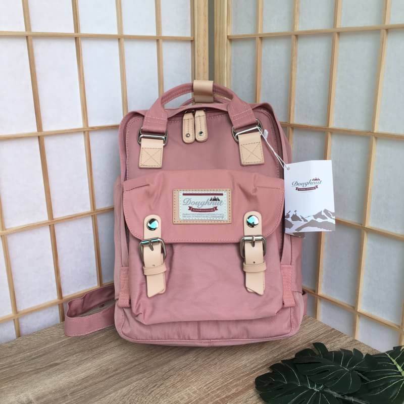 ของแท้ Doughnut mini bagpack กระเป๋าเป้ทีฮิตกันมากในหมู่วัยรุ่นฮองกง ด้วยสีสันที่โดดเด่น โทนสีพาสเทล ดีไซน์น่ารัก ทันสมัย กันน้ำได้ ช่องใส่ของหลายช่องแยกเป็นสัดส่วน จะสะพายไปเรียนหรือเที่ยวได้ในใบเดียวเลยคร้าา