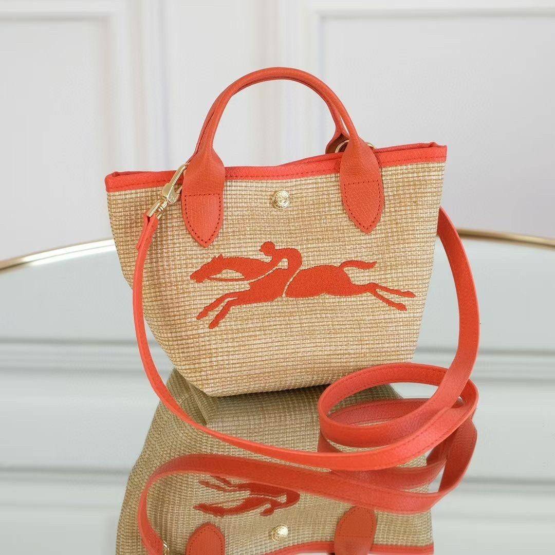 Longchamp Le Pliage Paris-St Tropez Handtasche มาแร้ววววใหม่ล่าสุดนุ้งมินิ ตัลร๊ากกก วัสดุสาน ด้านหน้าปักโลโก้ม้าอันเป็นสัญลักษณ์ของแบรนด์ ทนทานแข็งแรง ใบมินิ น้ำหนักเบา จุของได้เยอะ ใส่กระเป๋าตังค์ โทรศัพท์ iphone+ ได้ ภายในโล่ง มีสายสะพายไหล่ Crossbody 