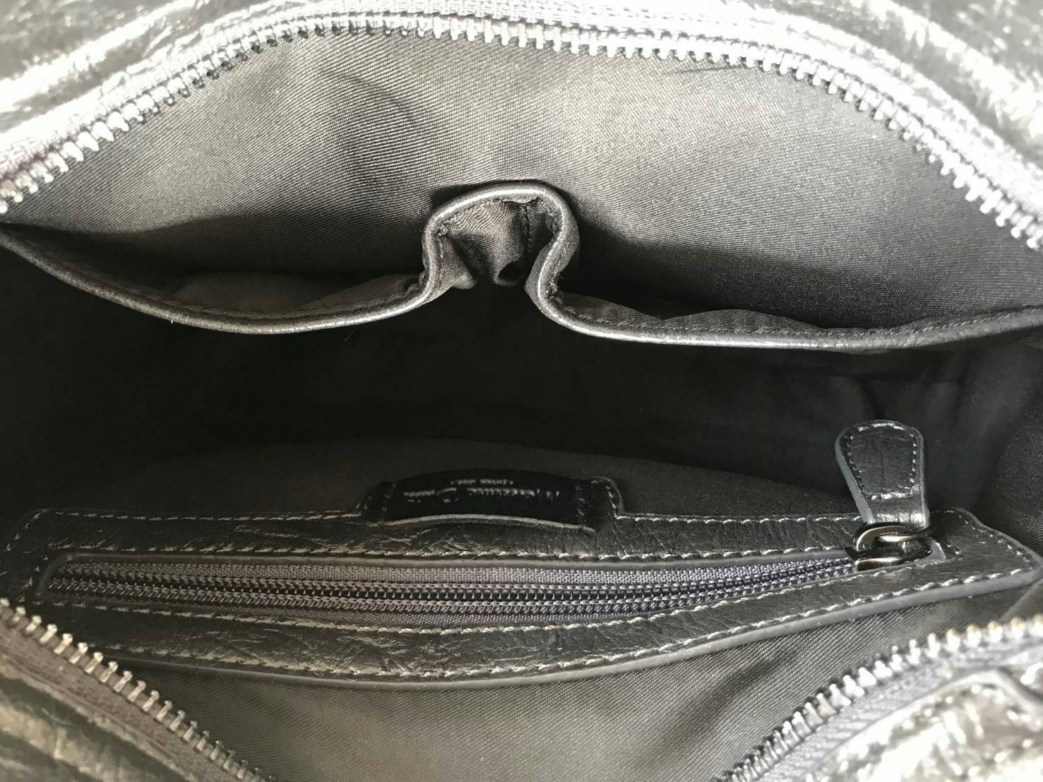 Massimo Dutti Classy Crossbody Bag กระเป๋าทรงสุด ฮิตจาก Massimo Dutti ขนาด mini จะถือ, สะพายสะพายไหล่ หรือสะพาย crossbody ได้หมดค่ะ หนังเงาสวยนิ่มมือรับประกันเลย ภายในแบ่งช่องเป็นสัดส่วน น้ำหนักเบา จุของได้คุ้ม มาพร้อมกับสายยาวให้ ใบนี้ใช้ได้ ทุกโอกาสจริง