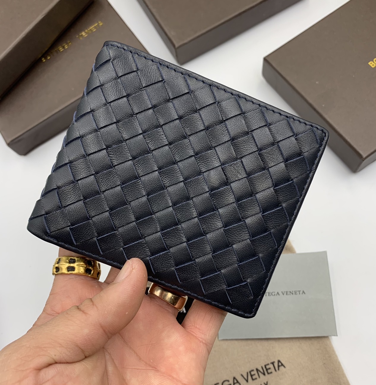 หนังแท้ BOTTEGA VENETA WALLET / BV Wallet พร้อมส่งที่ไทย กระเป๋าสตางค์ใบสั้นคุณผู้ชาย รุ่นตามหา มาเท่าไหร่ไม่เคยพอเลยค่า เป็นรุ่นคลาสสิกที่หยิบมาใช้งานได้บ่อยที่สุด งานหนังลูกวัวแท้ทั้งใบ ใช้ทนทานได้นาน ใช้ทนทานได้นานภาพสินค้าถ่ายจากงานขายจริง ใช้งานต่างป
