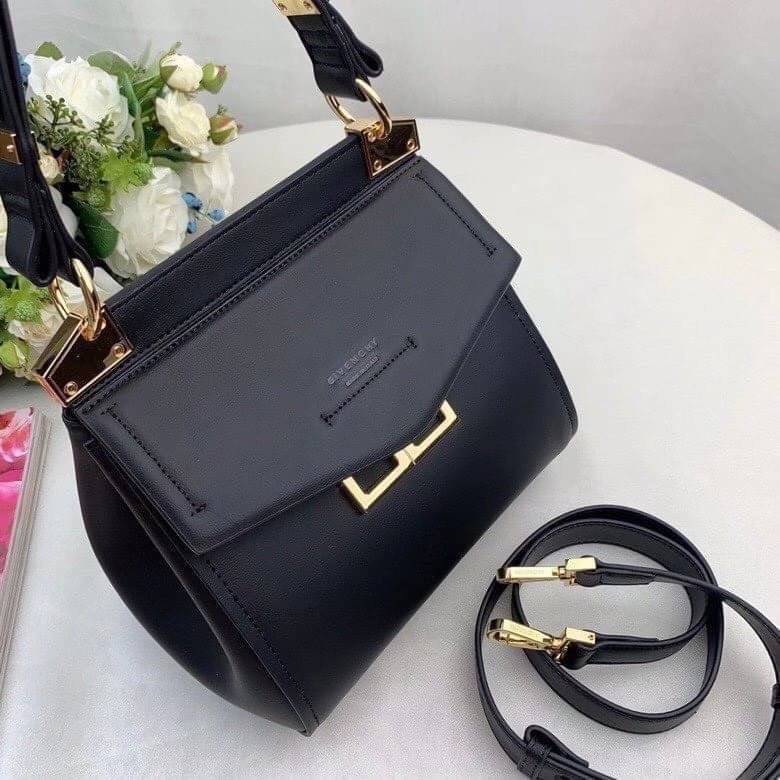 หนังแท้ Givenchy Mini Mystic Calfskin Leather Satchel / Givenchy Top Handle Bag กระเป๋ารุ่นใบใหม่จากแบรนด์หรู การออกแบบเชิงมุมโดดเด่นด้วยแผ่นปิดสามเหลี่ยมที่มีรายละเอียดพร้อมการปิดด้วยแม่เหล็ก double-G พกติดตัวไว้ที่หูหิ้วด้านบนหรือสวมสายสะพายทรงเรียวเพื่