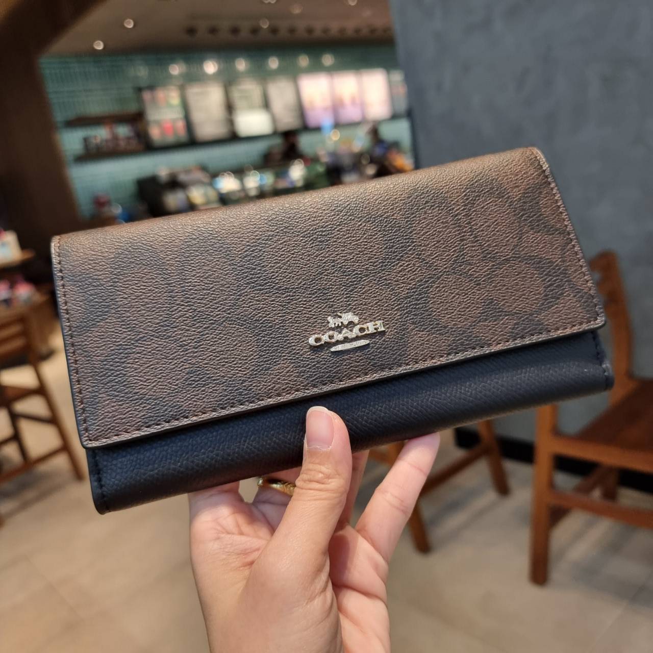 COACH F53763 TRIFOLD WALLET IN SIGNATURE กลับมาแล้วจ้า!! รุ่นขายดี!! 💓 ดีไซน์ใหม่ กระเป๋าสตางค์ใบยาว แถมที่ห้อยใส่บัตรแยกให้ (ถอดออกได้) น่ารักมากๆ ใช้งานง่าย เปิด-ปิดด้วยกระดุม ภายในใส่ธนบัตร ใส่บัตรได้เยอะ ใส่มือถือได้ไปอีก!! จุใจสุดๆ บอกเลยว่าใ