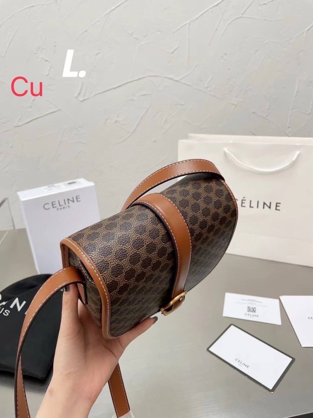 CELINE VINTAGE / CELINE Macadam crossbody bag / CELINE FOLCO BAG IN TRIOMPHE CANVAS กระเป๋าสะพายสไตล์วินเทจ หากใครที่กำลังมองหากระเป๋าสะพายข้าง ขนาดกะทัดรัด และเรียบหรู ต้องใบนี้เลยค่ะ