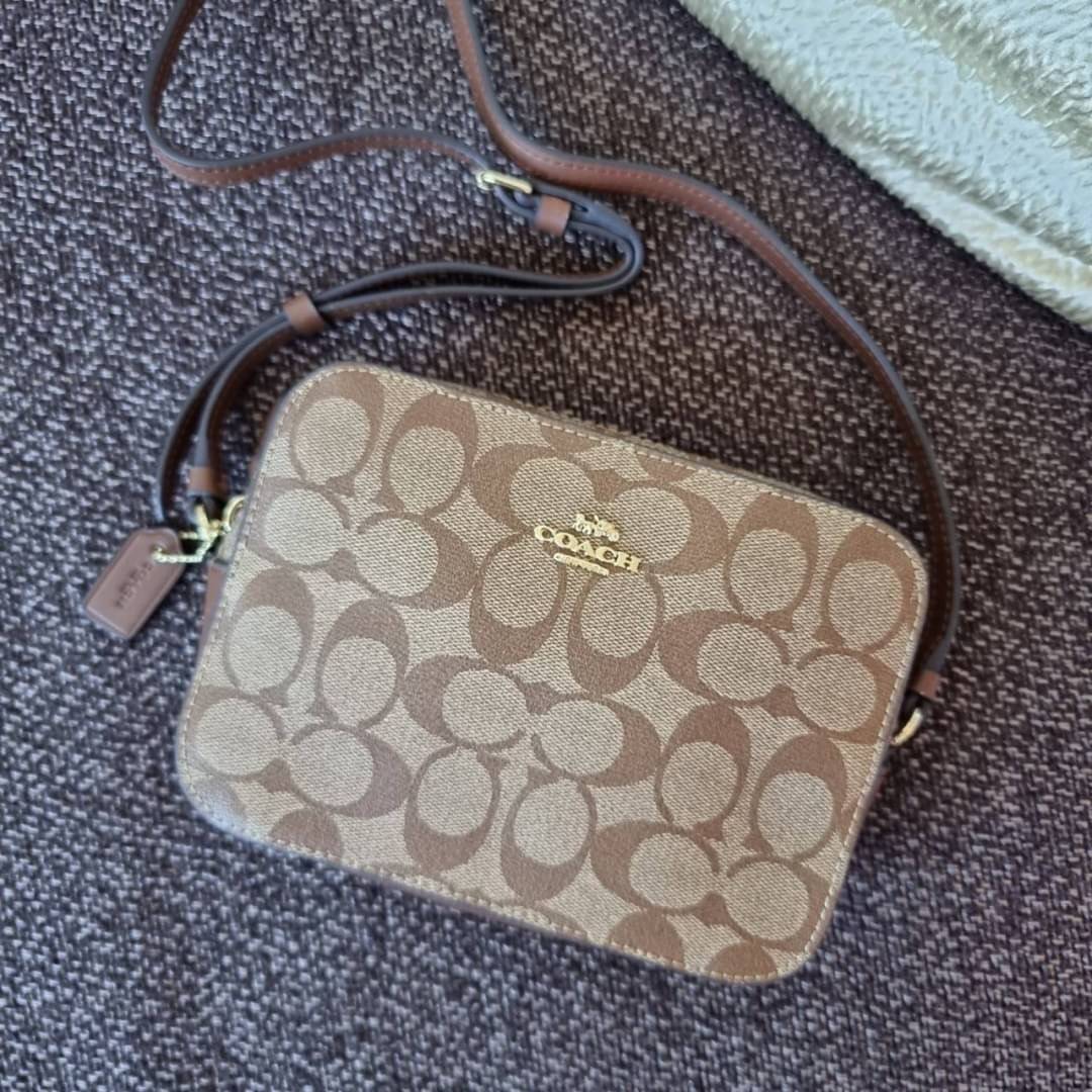 COACH 91677 MINI CAMERA BAG IN SIGNATURE CANVAS ขายดีที่สุด!! กระเป๋าสะพายข้างไซส์มินิ คลาสสิคอยู่ทรง อะไหล่ทองตัดดูหรู วัสดุหนังแคนวาสเคลือบลาย เปิด-ปิดด้วยซิป สายสะพายปรับได้ตามตัว ใบนี้แมทช์ได้ทุกลุค ใช้เป็น everyday bag ได้สบายๆเลยจ้า