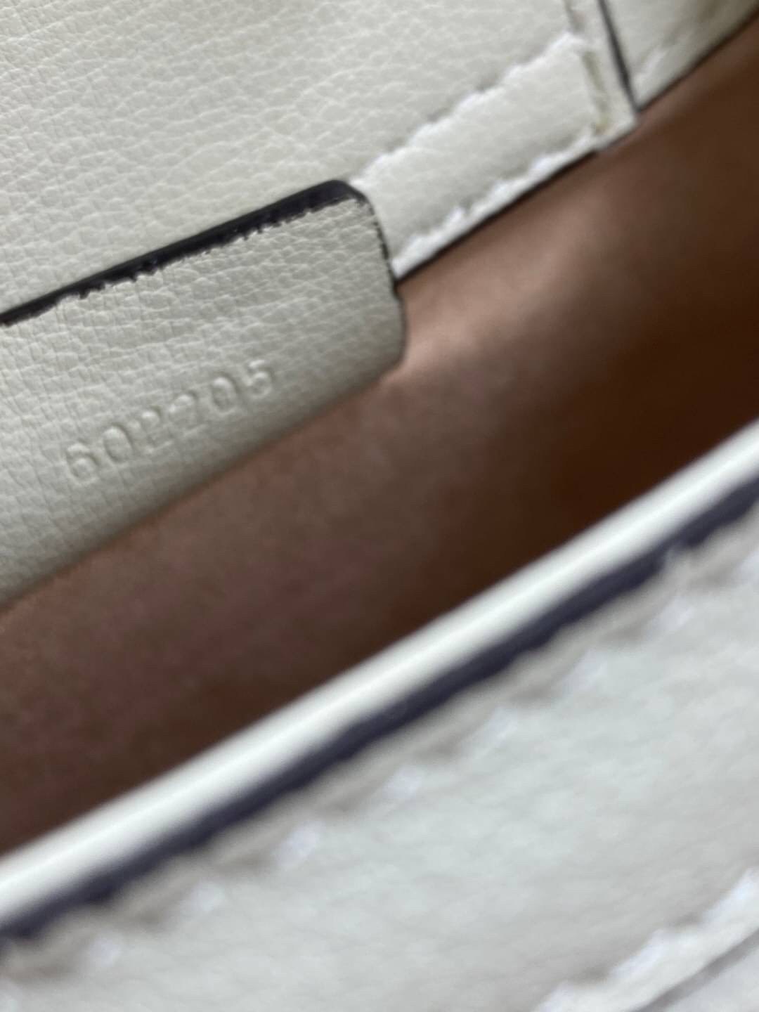 VIP GIFT 】หนังแท้ GUCCI Diana mini tote bag กระเป๋างานหูไม้ไผ่สุดคลาสสิก ดีไซน์มาใหม่พร้อมเข็ดขัดหนังสีสะท้อนแสงประดับตรงหูกระเป๋า ขนาดมินิกำลังน่ารักเลยค่ะ วัสดุหนังแท้ อะไหล่ทอง งานสวยตั้งอยู่ทรง มีสายสะพายยาว 1เส้น สามารถปรับระดับได้-ถอดได้ งานเก๋ไก๋ที