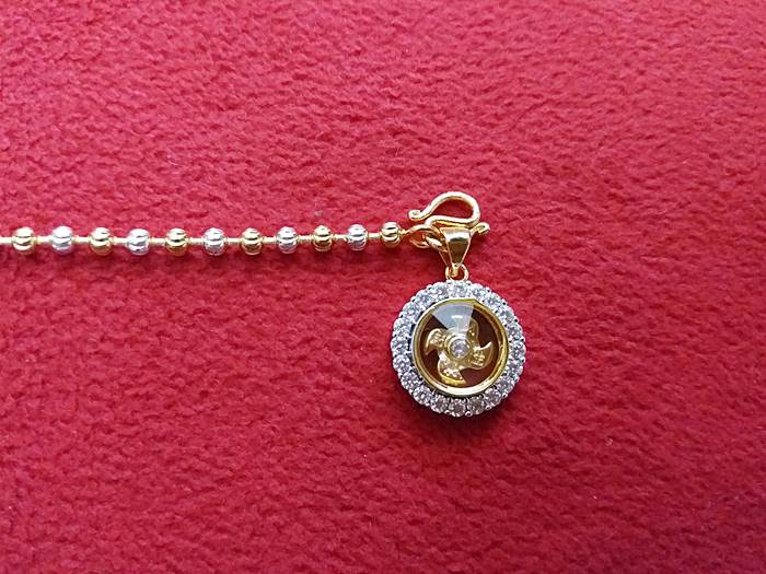 สร้อยข้อมือสองกษัตริย์เม็ดเล็กจี้กังหัน4ใบสีทองล้อมเพชรเสริมดวงค่ะ