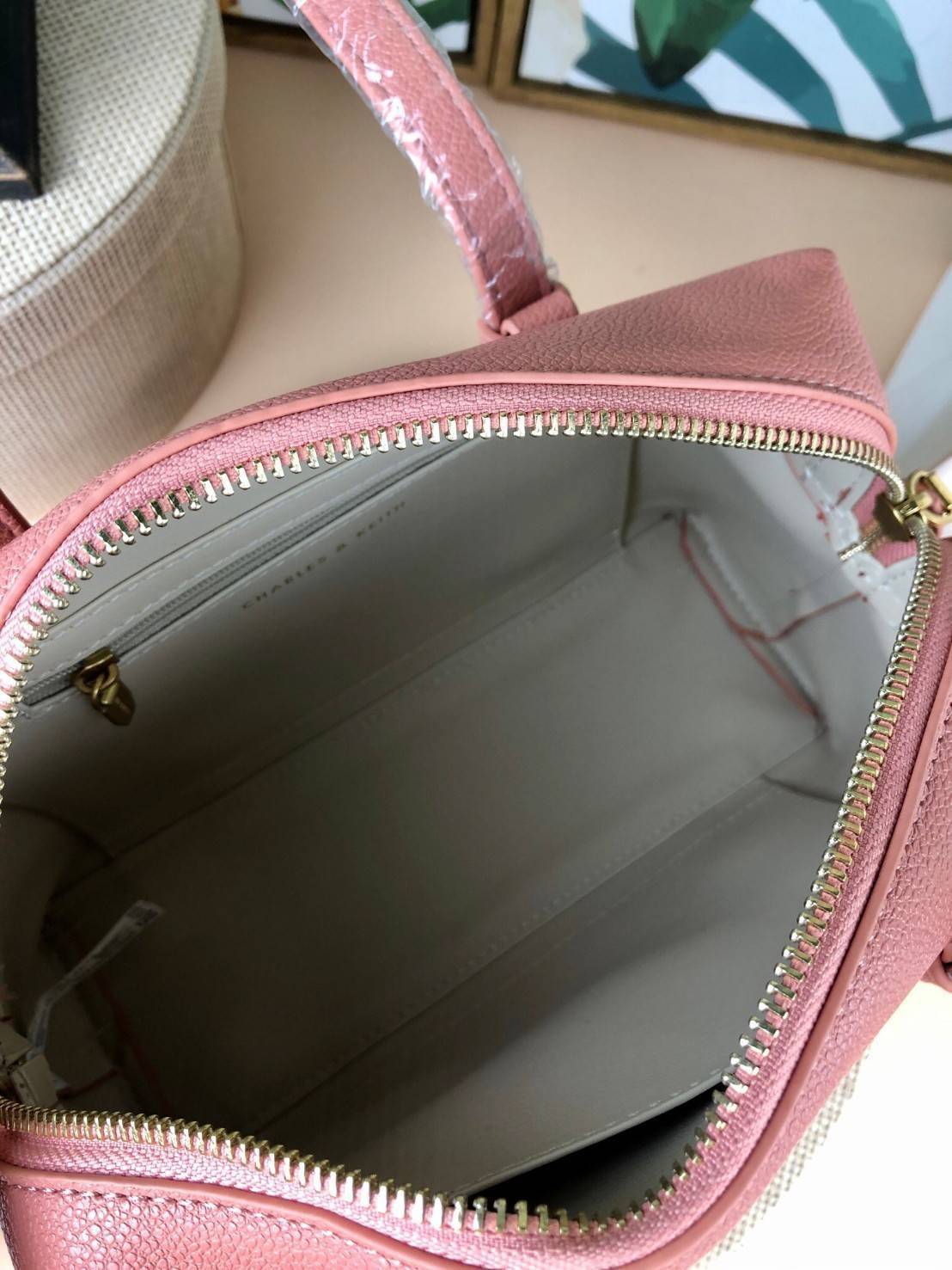 Charles & Keith Bowling Bag กระเป๋าถือ/สะพายทรงโบว์ลิ่ง จุของดีมากๆ วัสดุหนังลายลิ้นจี่ ปั๊มโลโก้แบรนด์ด้านหน้า มีหมุดรองฐานกระเป๋าทั้ง 4 มุม รุ่นนี้จะมีตัวล็อกหูหิ้วกระเป๋าด้วยค่า เปิดปิดแบบซิป ด้านในมีช่องซิปเล็กอีก 1 ช่อง ใส่กระเป๋าเงินใบยาวได้ค่า กับข