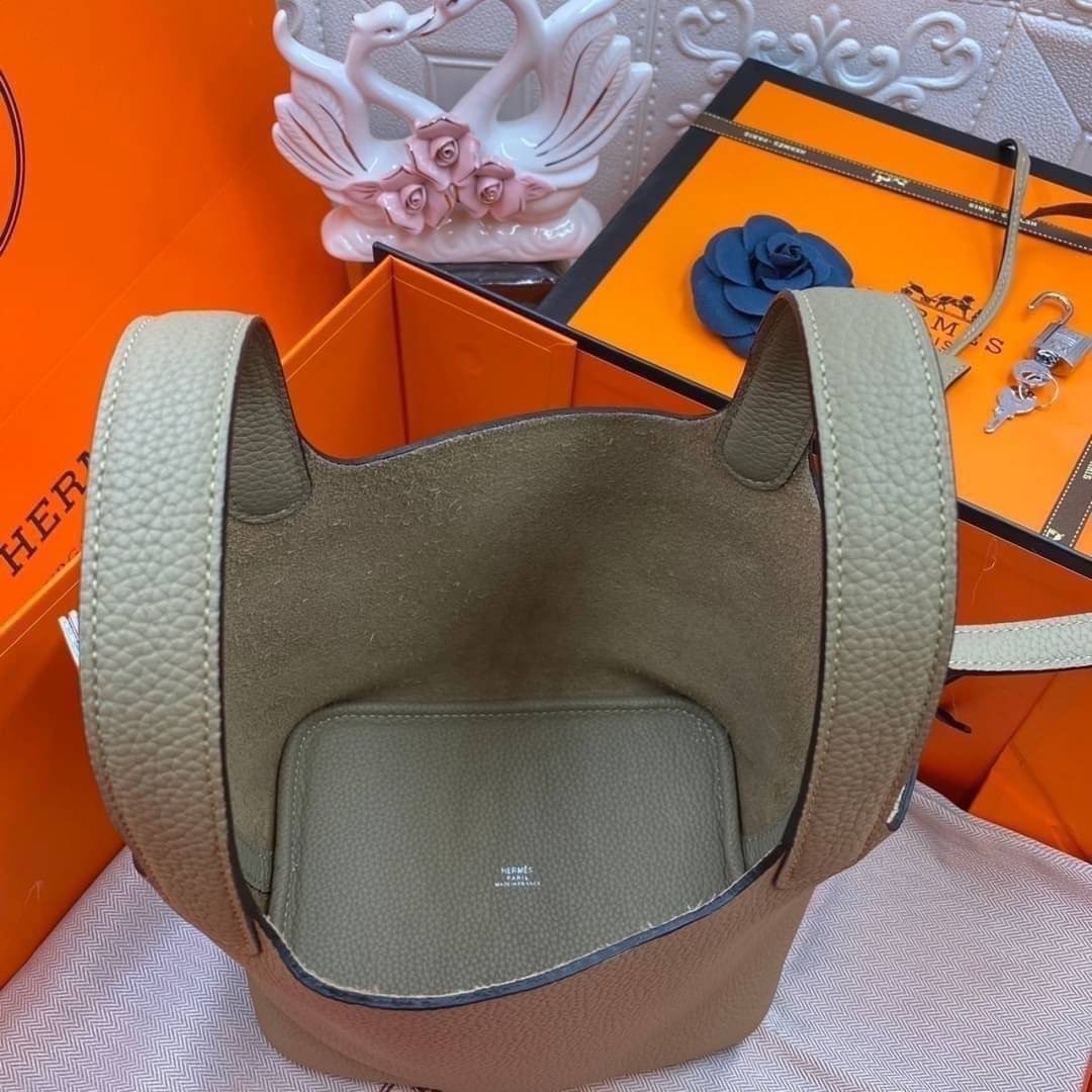 หนังแท้ Hermes Picotin Lock 18 bag กระเป๋าถือแบรนด์หรูระดับโลก งานเกรดออรินอล หนังแท้ทั้งใบ หนังมีลายทอริลลอนคล้ายของจริง มาพร้อมตัวล็อคเคลลี่ Kelly lock รูปทรงเรียบแต่หรู ใช้งานได้ทุกโอกาส ถือง่าย ใช้งานง่าย ภายในโล่งกว้าง ภาพสินค้าถ่ายจากงานขายจริง ใช้ง