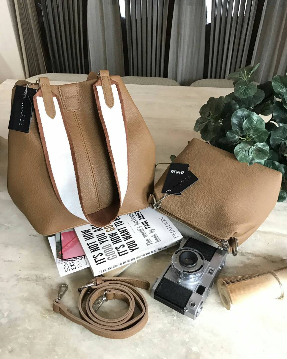 MARCS 2WAYS SHOULDER BAG 2018 New arrival กระเป๋าถือหรือสะพาย 2 in 1 รุ่นใหม่ล่าสุด ดีไซน์สไตล์ Hermes สุดคลาสสิค ซื้อ 1 ได้ถึง 2 ใบ ทั้งใบใหญ่ & ใบเล็กเข้าชุดกัน พร้อมสายสะพาย 2 แบบ 2 สไตล์สลับใช้ได้ไม่จำเจ วัสดุหนังแกะสังเคราะห์นิ่มสวย ขนาดกำลังดี ใบใหญ