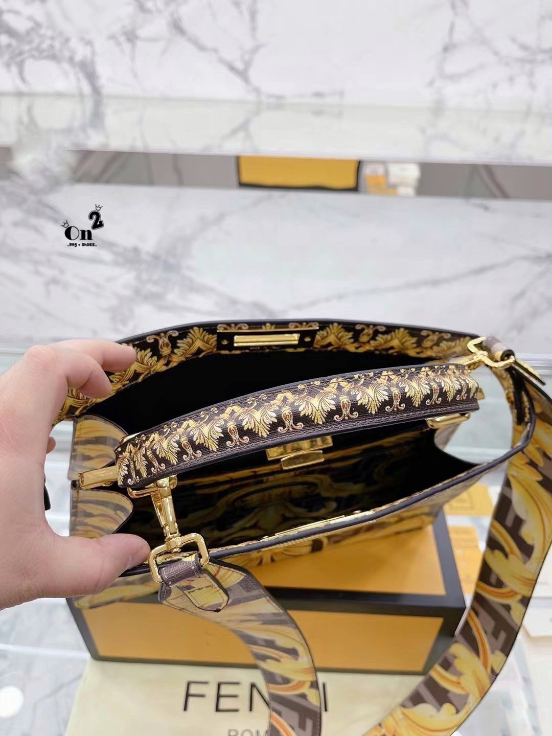 Fendi x Versace Peekaboo Bags / FF Fendace Gold Baroque FF Motif Peekaboo กระเป๋าสะพายสวยไฮโซ สุดฮิต ขนาดกำลังดีหนังลายกราฟฟิกมาใหม่ สวยหรูดูไฮโซมากค่ะ มาพร้อมสายสะพายยาวถอดออกถือได้
