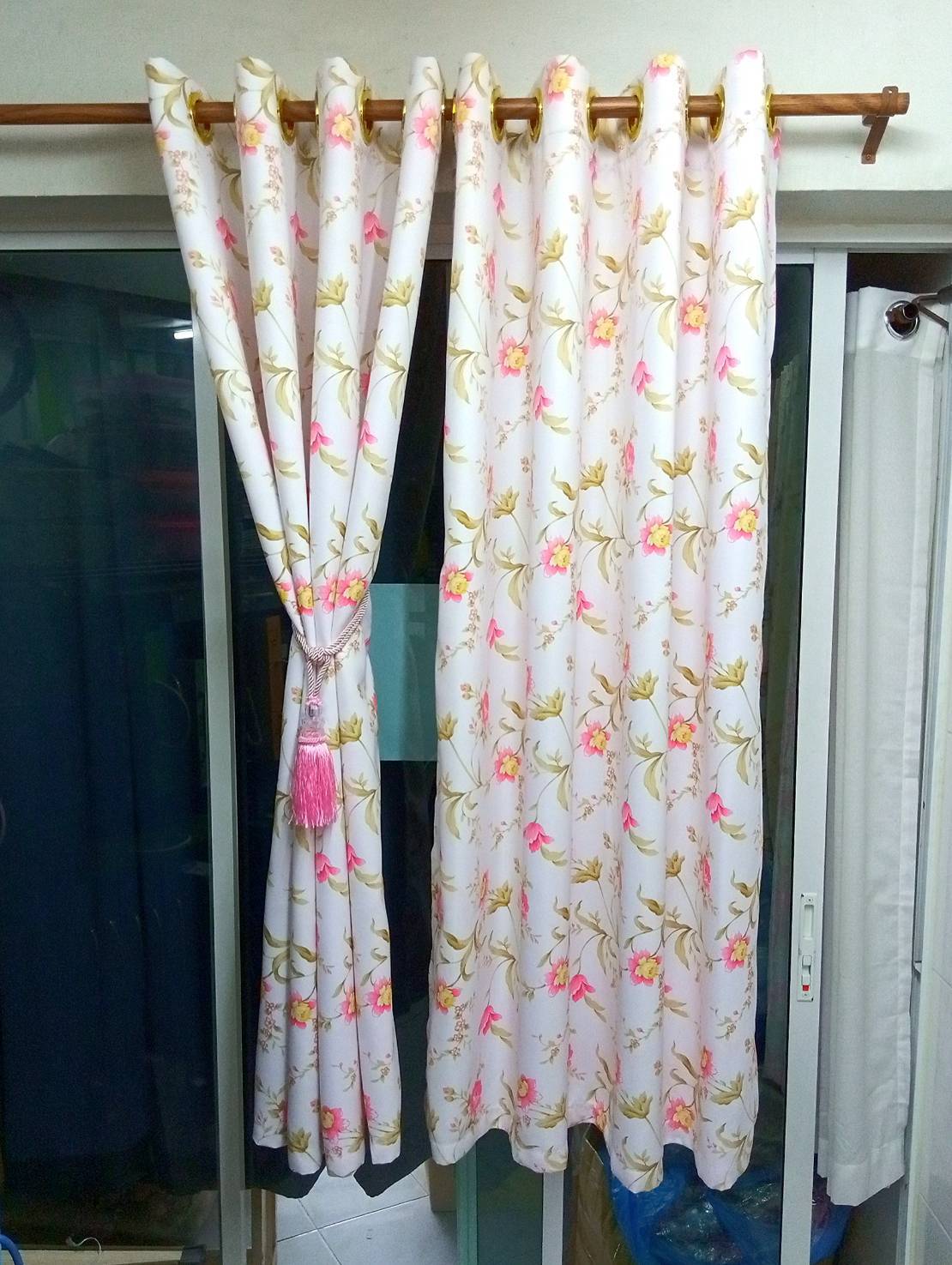 ผ้าม่านกันแสง 90% รุ่นวินเทจฟลาวเวอร์ No.16 ลายดอกชมพูเข้ม/พื้นขาว ก.130*ส.150ซม./ผืน(ราคายกคู่2ผืน)