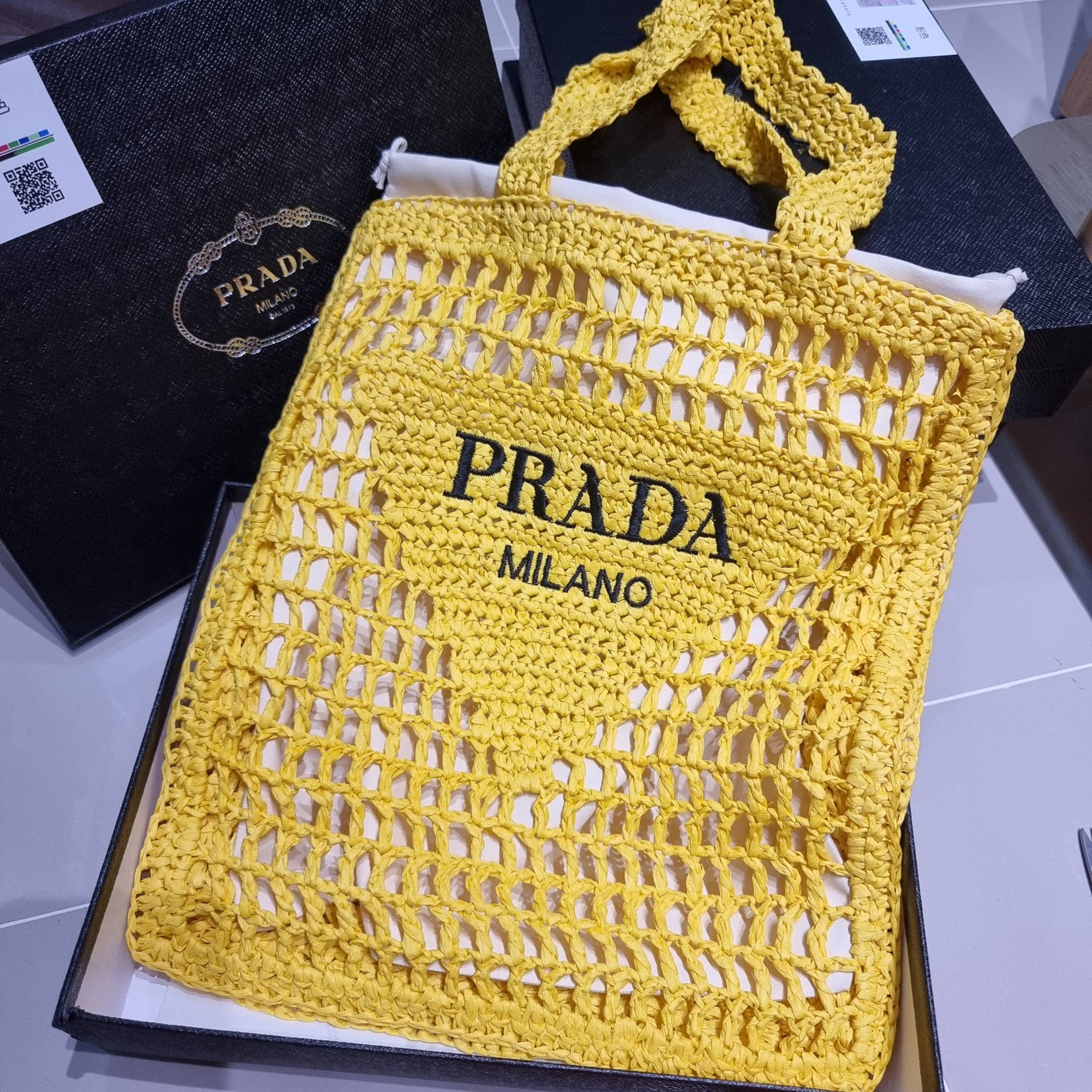 PRADA RAFFIA TOTE BAG สวยไม่ซ้ำใคร สไตล์บีช เหมาะมากกับการสะพายไปเที่ยวทะเล หรือจะใช้ในวันสบายๆก็ตอบโจทย์ กับกระเป๋าสะพายสานใบใหญ่ ตัวกระเป๋าเป็นวัสดุสังเคราห์จากธรรมชาติ