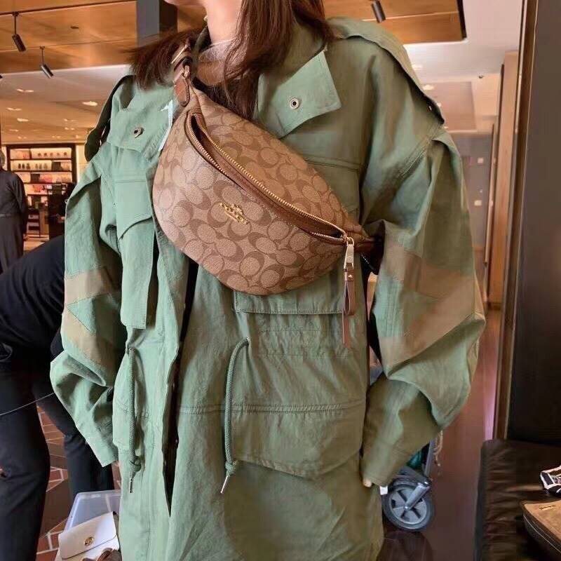 COACH F48740 BELT BAG IN SIGNATURE CANVAS กระเป๋าคาดอกทรง Unisex ที่ขายดีถล่มทลาย!! ขายได้ตลอดปี!! สวยเท่ทุกสี วัสดุหนังแคนวาสเคลือบคุณภาพดี ทนทาน ใช้งานง่าย ภายในเป็นช่องโล่ง เหมาะสำหรับคนที่ชอบพกอะไรง่ายๆ รับรองตอบโจทย์น้า