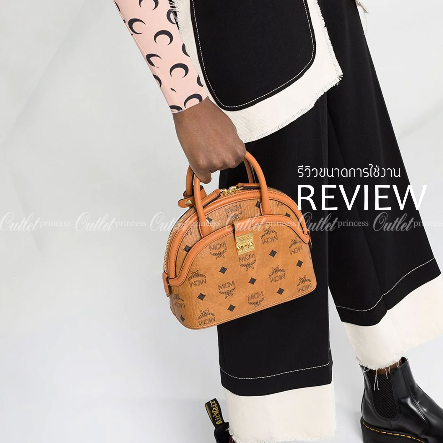 M.C.M SMALL ANNA TOTE คอลเลคชั่นใหม่ดีไซน์ไม่ซ้ำใคร รุ่นนี้เป็น seasonal หายากไปอีก กระเป๋าถือ/สะพายข้าง ทรงยูนีคโดดเด่น น่าใช้ หูจับในตัวมาพร้อมสายรัดเก็บ วัสดุหนังแคนวาสคุณภาพดี ตกแต่งตัวกดล็อคเอกลักษณ์ เปิด-ปิดด้วยซิป ภายในเป็นช่องโล่ง ใส่ของได้สบายๆ ต