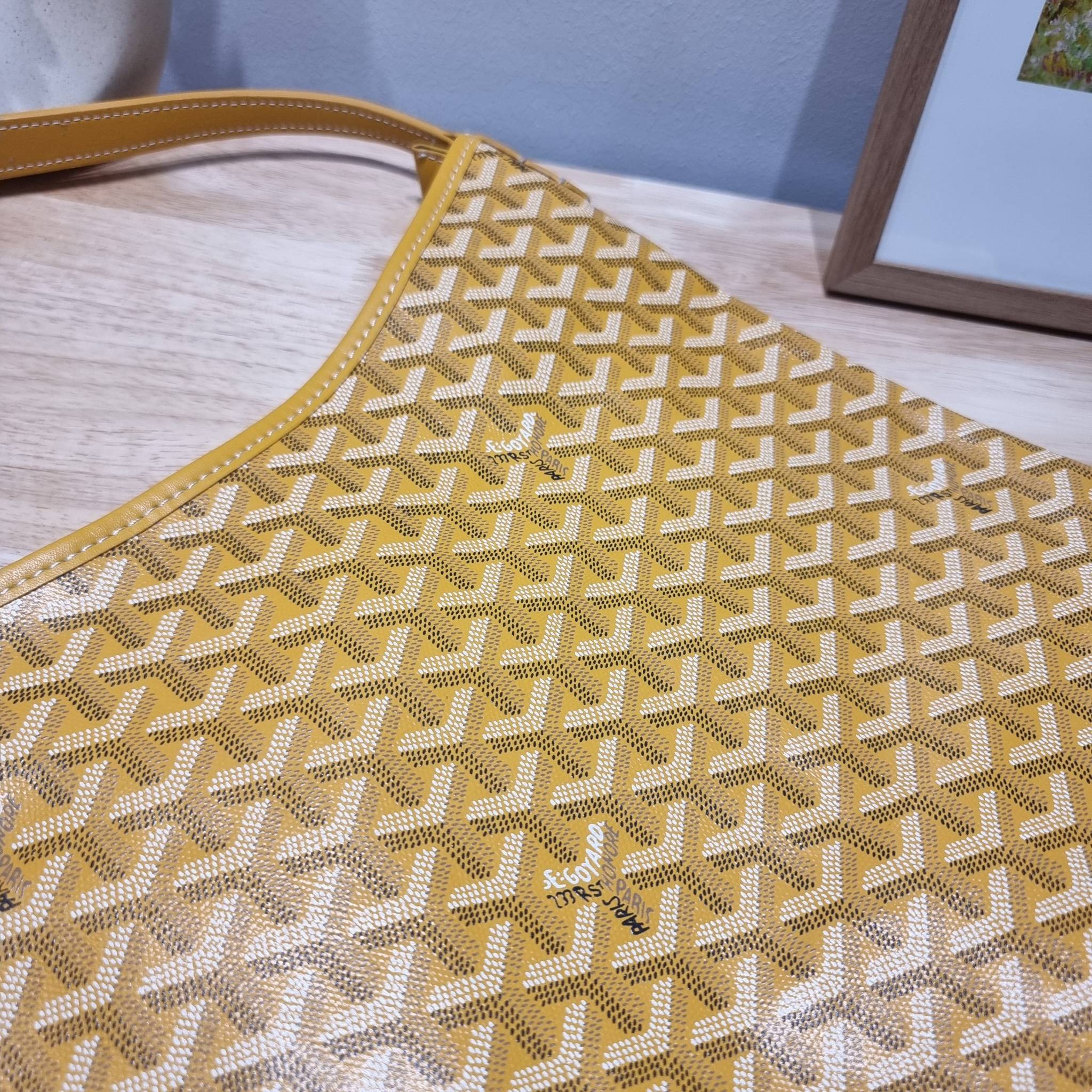 GOYARD BOHEME HOBO BAG / GOYARD HOBO กระเป๋าสะพายทรงโฮโบ ใบใหญ่จุใจ!! มาครบสีขายดี เลิศทุกสี รูปทรงคลาสสิค ดีไซน์เป็นเอกลักษณ์ วัสดุหนังแคนวาสพิมพ์ลายสวยคม ปากกระเป๋ามีซิปเปิด-ปิดกันของหล่นได้ ภายในโล่งกว้างมาก มาพร้อมสายคล้องในตัว ทนทาน สะพายสวยๆได้ทุกวั