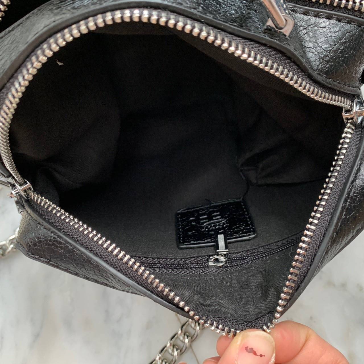 New in KEEP ' Baleny' กระเป๋าทรงหมอนที่ดีไซน์ออกมาสุด Chic สวยแบบไม่จำเจ ขนาดมินิกะลังดี หนัง ลายเอกลักษณ์ ตัดกับอะไหล่เงินได้ ลุคคูลๆ แต่งชุดไหนก้อ แมทช์แน่นอนค่า ปากกระเป๋ามีช่องซิป 2 ด้านแบ่งเก็บของได้สะดวกมากมีซิปปิดอย่างดี หางซิป 2 ทาง รูดใ