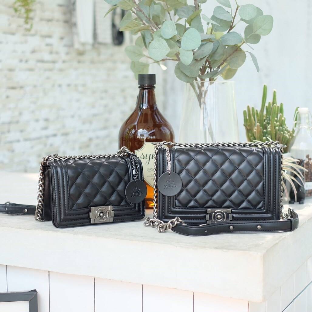 รุ่นขายดีมาเพิ่มแล้วค่า KEEP Quited Boy Bag *** คอลเลคชั่นใหม่หนัง Microfiber สวย ทนขึ้นกว่าเดิม สายโซ่ทำจาก Metal premiers เบาและไม่เป็นคราบเวลาสะพาย สวยกว่าเดิม ใครชอบทรงนี้ห้ามพลาดเลยนะคะ 🤩 กระเป๋า ทรง boy style KEEP LOOK Cool มากๆ เลยน๊าใบนี้ 