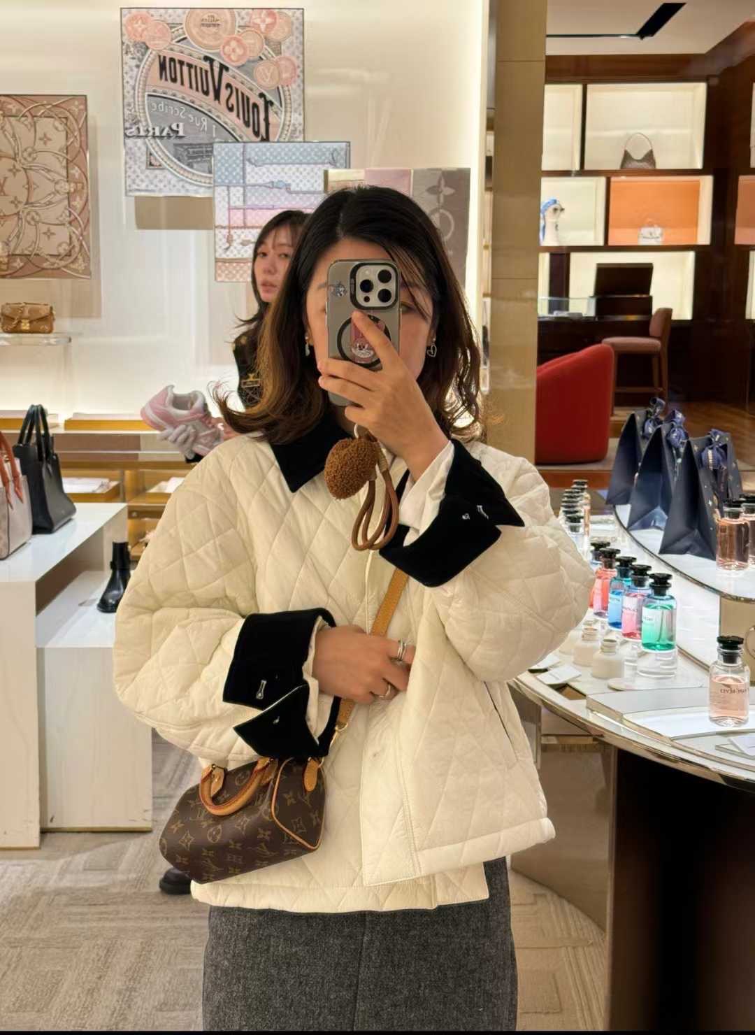 LV Nano Speedy bag Monogram Canvas กระเป๋าสะพายสปีดี้ไซส์มินิ ปุ๊กปิ๊กน่ารัก สวยหรูดูดี ดาราเซเลปใช้เพียบ รุ่นที่สวยงามตลอดกาล สาวๆ ควรมีติดไว้ซักใบ งานจริงสวยดูแพงมากค่า