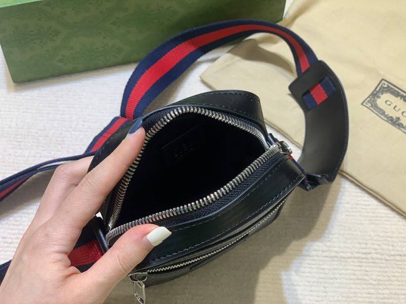 VIP GIFT 】หนังแท้ GUCCI GG Black messenger Crossbody ขนาดเล็ก ทรงแนวตั้ง มีช่องให้ใส่ของได้อยู่ 2 ช่อง เป็นซิบรูดเปิดปิดด้านบน และด้านหน้า โดดเด่นด้วยลวดลายกระเป๋าที่ ใช้ตัวโลโก้ของ GUCCI มาทำเป็นแพทเทิร์น ซึ่งกระเป๋าแต่ละใบอาจมีตำแหน่งที่แตกต่างกัน แปะตั