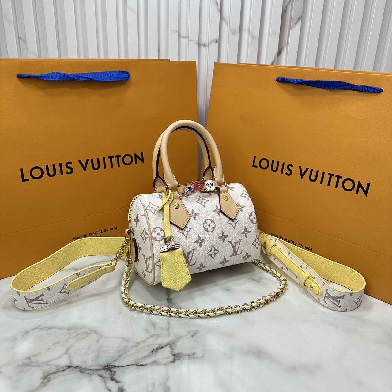 LV Speedy Bandoulière 7" Bicolor Monogram Bag / LV Keepall Bag น้องกระเป๋าทรงหมอนไซส์มินิน่ารัก ดีไซน์น่าใช้มากๆ โทนสีใหม่สวยคลาสสิค รูปทรงโดดเด่น ภายในเป็นช่องกว้าง มาพร้อมสายสะพาย ใบจริงสวยเกินเบอร์!! ไม่ผิดหวังจ้า