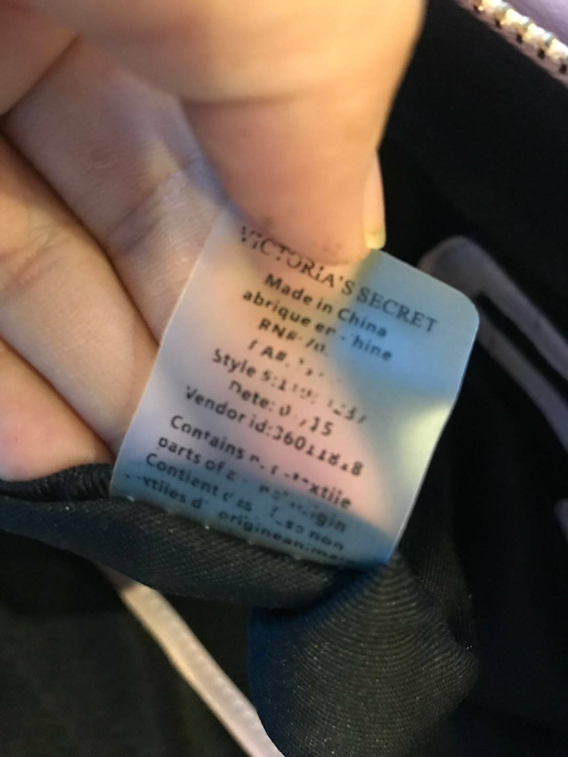 Victoria’s Secret Quileted Tote Bag กระเป๋าถือหรือสะพายลายหนังแกะสังเคราะห์อยู่ทรงสวย ดีไซน์ลายริ้วเป็นตัววี ด้านหน้าประดับด้วยโลโก้อะไหล่ทอง เปิดปิดด้วยซิปเดียว ภายในมีช่องโล่งและช่องเล็กไว้แบ่งเก็บของ ใส่หนังสือ เอกสาร A4 Notebook ipad กระเป๋าสตางค์ ของ