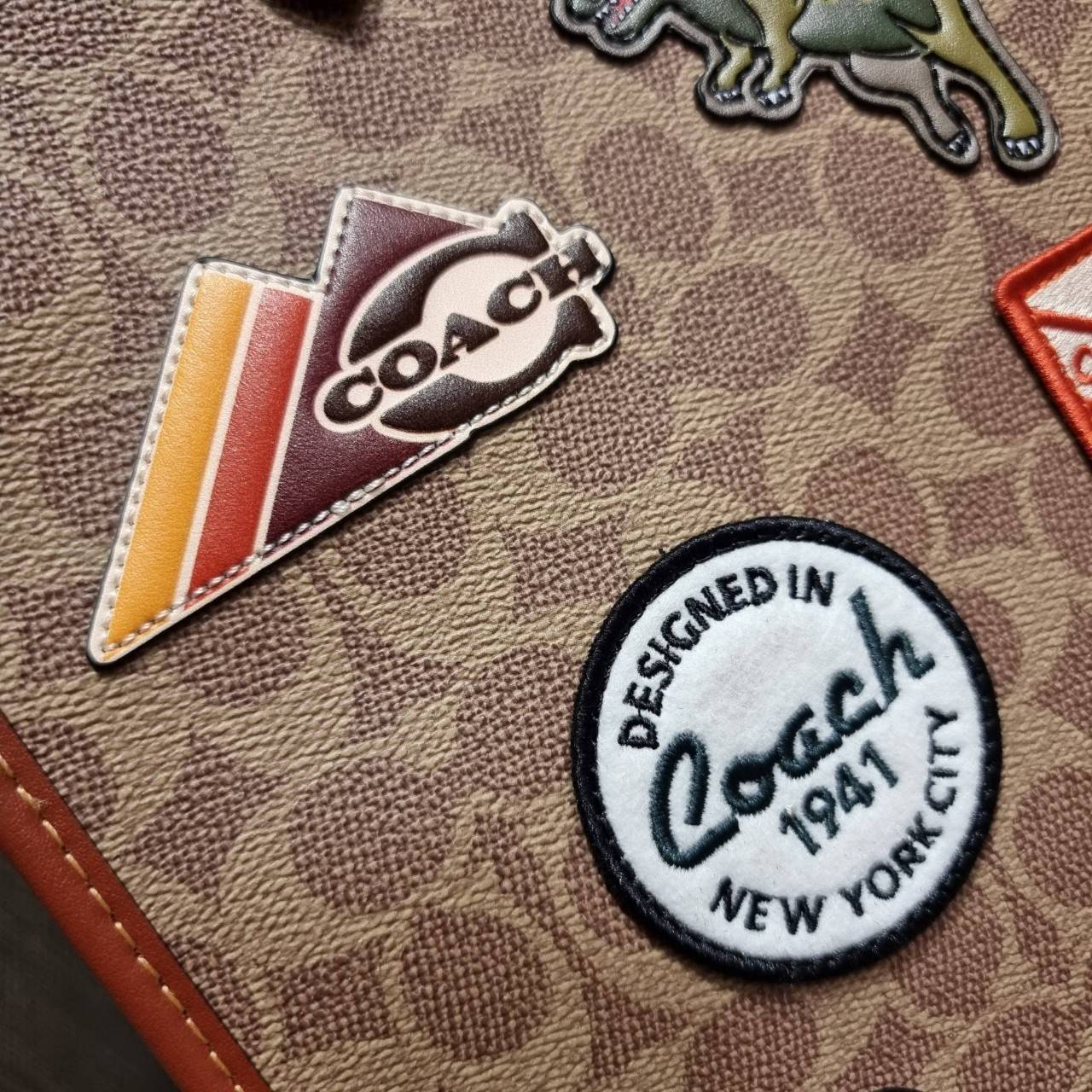 COACH C6846 FIELD TOTE IN SIGNATURE CANVAS WITH PATCHES คอลเลคชั่นใหม่สุดปัง!! สกีเรทโทร ดีไซน์วินเทจ ต้อนรับฮอลิเดย์นี้กันแบบที่สุด กระเป๋าทรงโท้ท ไซส์ใหญ่จุคุ้ม ฟังก์ชั่นการใช้งานสะดวกที่สุด มีทั้งสายคล้องแขนในตัว และสายครอสบอดี้ โดดเด่นด้วยแพทช์ลวดลายค