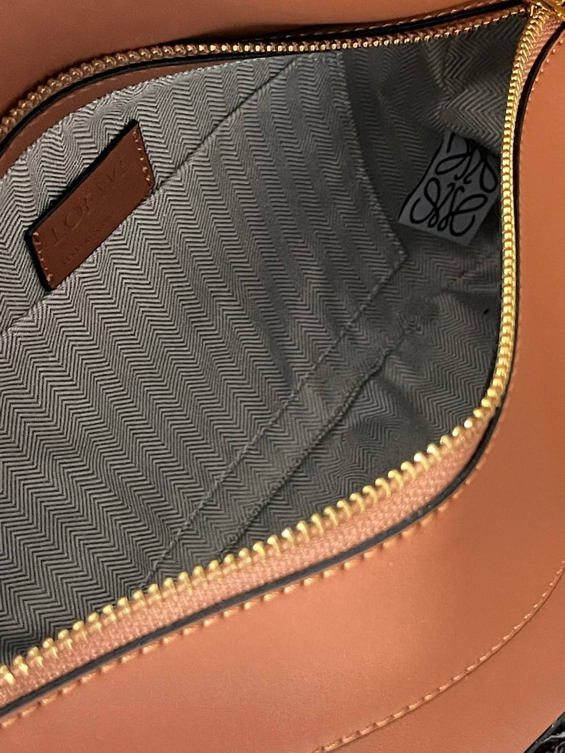 Loewe Puzzle Hobo bag กระเป๋ารุ่น Puzzle มีความพิเศษในหลายด้าน ไม่ว่าจะเป็นรูปทรงที่แปลกใหม่ มินิมอลด้วยโลโก้อนาแกรมแบบประทับ ดูหรู เป็นกระเป๋า Unisex ที่ไม่ว่าคุณจะเป็นผู้หญิงหรือผู้ชายก็ใช้งานได้ ลายกระเป๋าได้มาจากการนำหนังมาเย็บต่อกันทั้งหมด ถึงแม้ว่าข