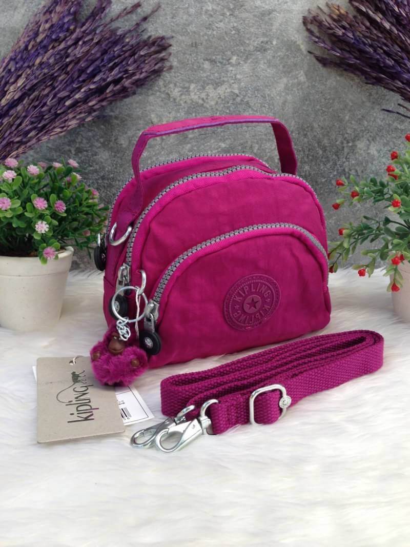 Kipling Mini Shoulder Bag K13869 Outlet Hongkong กระเป๋าสะพายไหล่ใบเล็กน่ารัก วัสดุผ้าไนล่อนกันน้ำอย่างดีตามแบบฉบับแบรนด์ แบ่งเป็นช่องซิป 3 ช่อง มีหูจับ ด้านในบุผ้าแบรนด์ มาพร้อมพวงกุญแจน้องลิง ใบนี้จุของได้เยอะน้ำหนักเบาค่ะ เหมาะมากกับการสะพายไปเที่ยวชิว