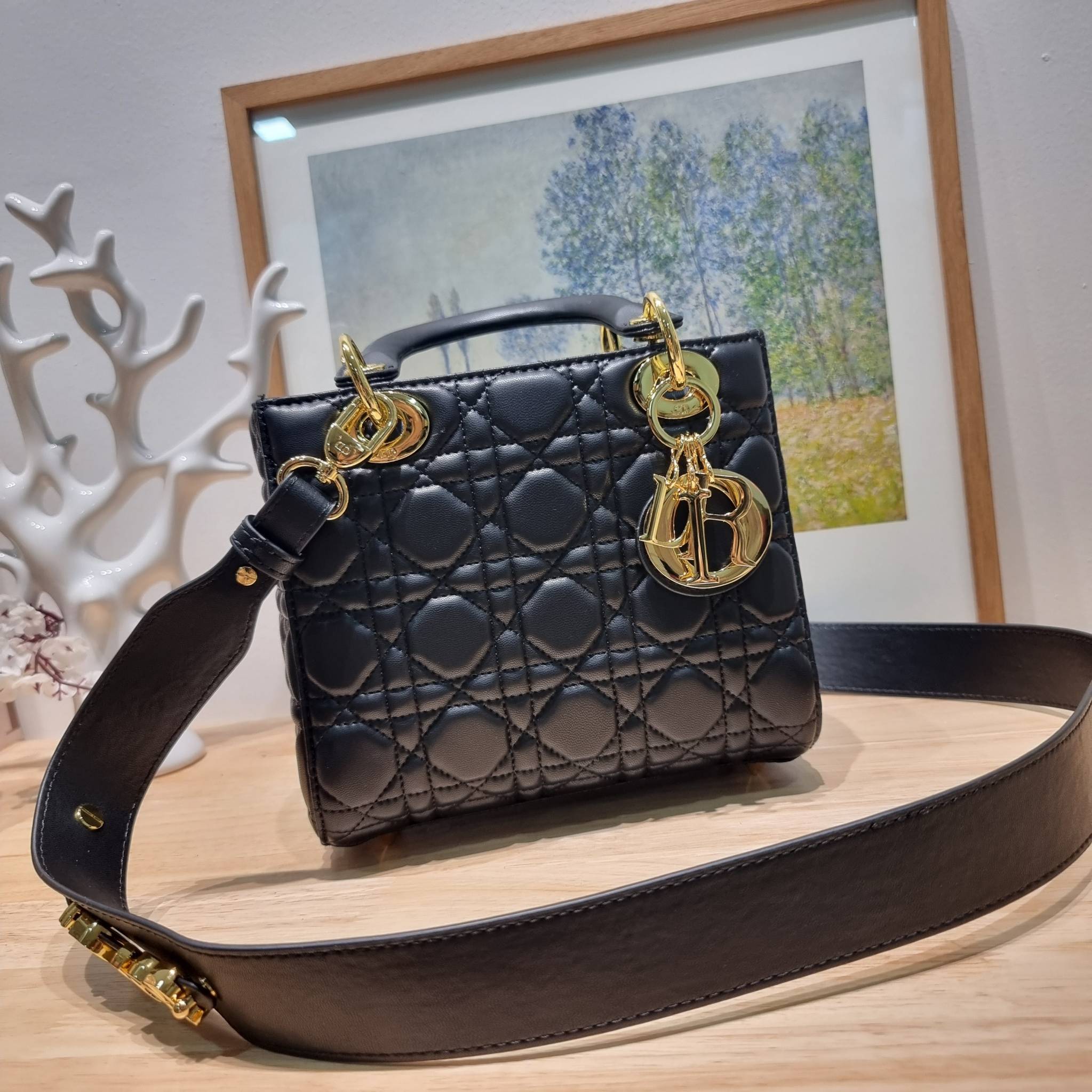 SMALL LADY DIOR MY ABCDIOR BAG Black Cannage / CD LADY BAG พร้อมส่ง กระเป๋าสะพายข้างสุดฮอต ดีไซน์เรียบง่าย แต่แฝงไปด้วยความหรูหรา ทรงกล่องคลาสสิค โดดเด่นด้วยพวงกุญแจอะไหล่สีทอง