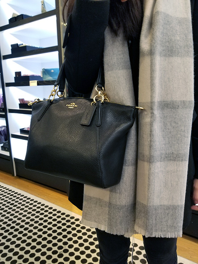 COACH F36675 SMALL KELSEY SATCHEL กระเป๋าถือ/สะพายข้าง ทรงพัดรุ่นคลาสสิค ขายดีทุกรอบ ด้วยรูปทรงที่สวย ใช้งานง่าน มีหูจับในตัว และสายครอสมาให้ วัสดุหนัง pepble สัมผัสดี (หนังจะมีรอยกดทับบ้าง ใช้งานเรื่อยๆหนังจะฟูขึ้นปกติ) เปิด-ปิดด้วยซิป รูดใช้งานง่าย ภายใ