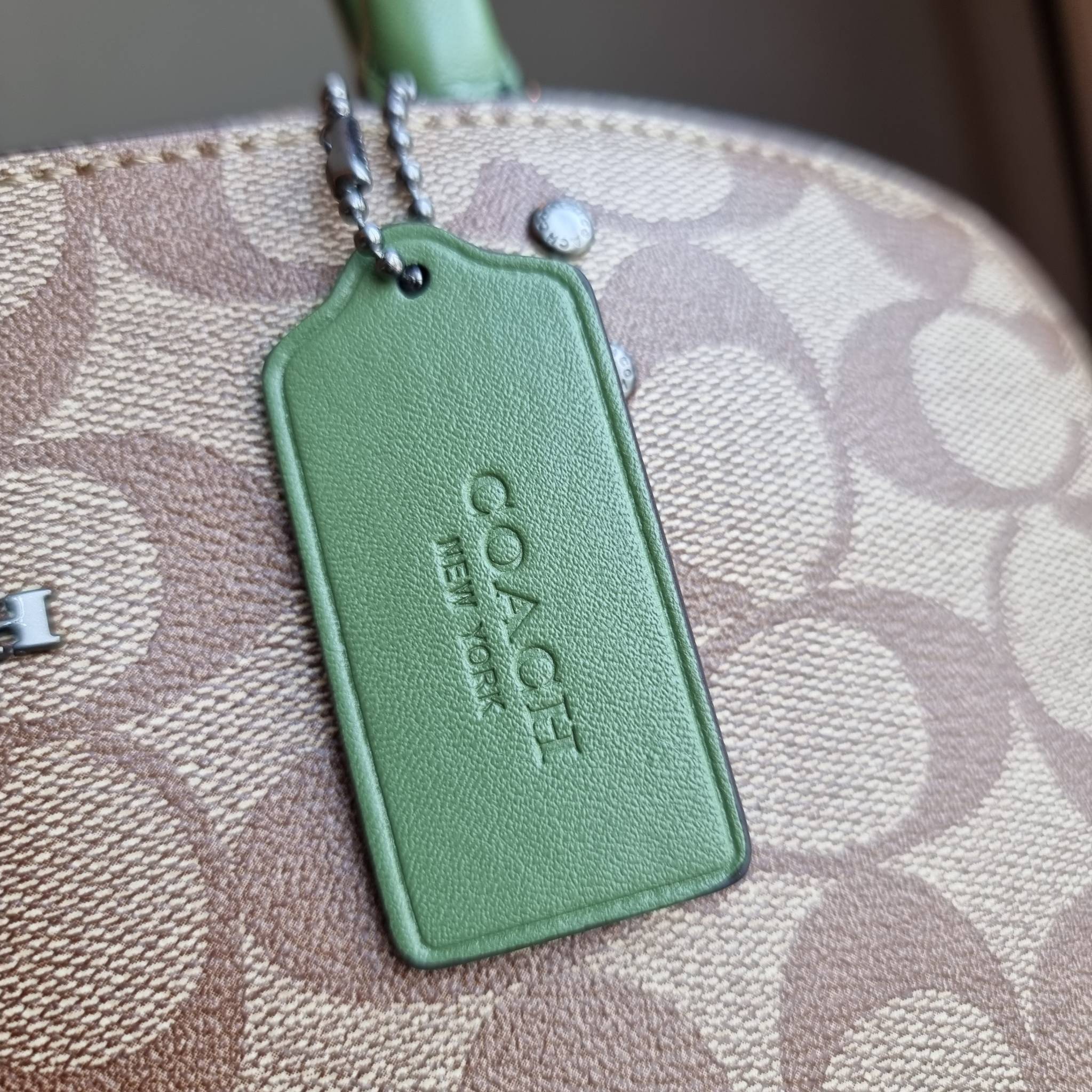 COACH F91495 LILLIE CARRYALL IN SIGNATURE CANVAS สีใหม่ล่าสุด กับรุ่นที่สุดของความขายดี รอบนี้ใบใหญ่จุใจ กระเป๋าสะพายทรงสวย ที่ดีไซน์ออกมาให้ใช้งานง่าย สะดวก สวย หรู ดูดี!! วัสดุหนังแคนวาสเคลือบลาย มาพร้อมสายสะพายข้างและหูจับในตัว ถอดออกถือคล้องแขนเก๋ๆ หร