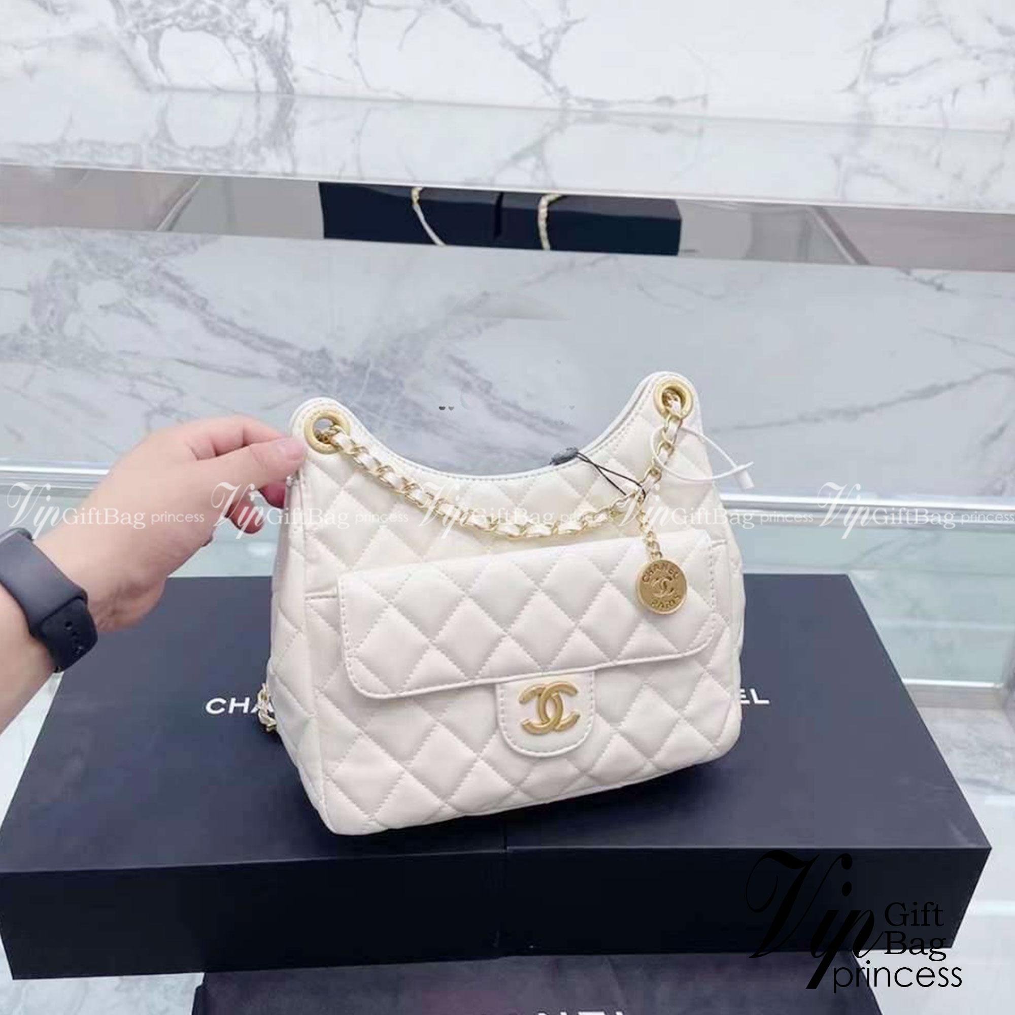 CHANEL SMALL HOBO BAG ใหม่ล่าสุดก่อนใคร กับคอลใหม่ลุคลูกคุณยอดฮิต Shiny Crumpled Calfskin & Gold-Tone Metal ตอบโจทย์ได้ทุกลุค ทุกไลฟ์สไตล์ ใช้งานได้ง่ายคล่องตัว กับกระเป๋าสะพายข้าง ปรับเปลี่ยนการใช้งานได้หลากหลาย ภายในเป็นช่องโล่ง สะพายไปเที่ยว ทำงาน ออกเ