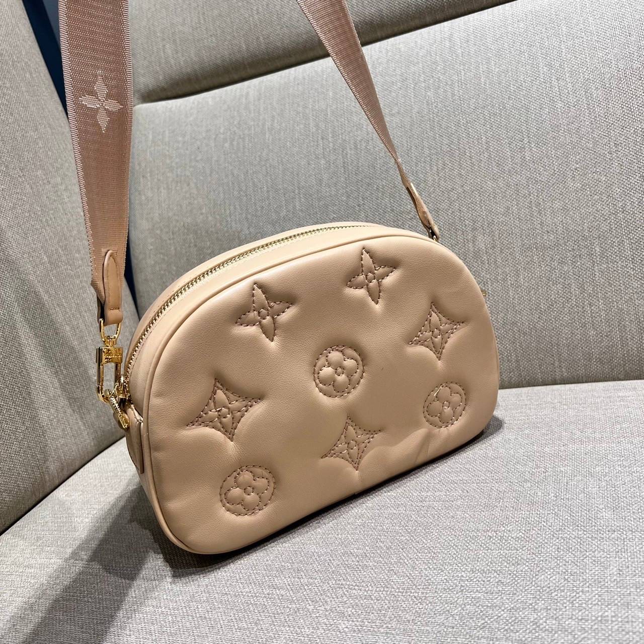 LV EXCLUSIVE VIP COSMETICS BAG ไอเท็มเอ็กซ์คลูซีฟ รุ่นหายาก กระเป๋าใส่เครื่องสำอางค์เอนกประสงค์ ที่นำมาประยุกต์ใช้เป็นกระเป๋าสะพายประจำวันได้ เพราะพิเศษมากแถมสายสะพายมาให้ วัสดุหนังลูกวัวฟอกสี นิ่มมาก เปิด-ปิดด้วยซิป ภายในโล่งกว้าง มีช่องแบ่งสัดส่วนให้ จั