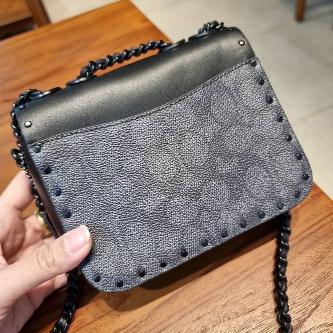 COACH C2462 MADISON SHOULDER BAG 16 IN SIGNATURE CANVAS WITH RIVETS กระเป๋าสะพายข้าง ไซส์กะทัดรัด พกพาง่าย น้ำหนักเบา ดีไซน์สวย โดดเด่นด้วยตัวล็อครูปดอกไม้ สีสันตกแต่งตัดกันกับลายซีอย่างลงตัว วัสดุหนังแคนวาสเคลือบลาย ภายในแบ่งสัดส่วนให้อย่างดี มาพร้อมสายส