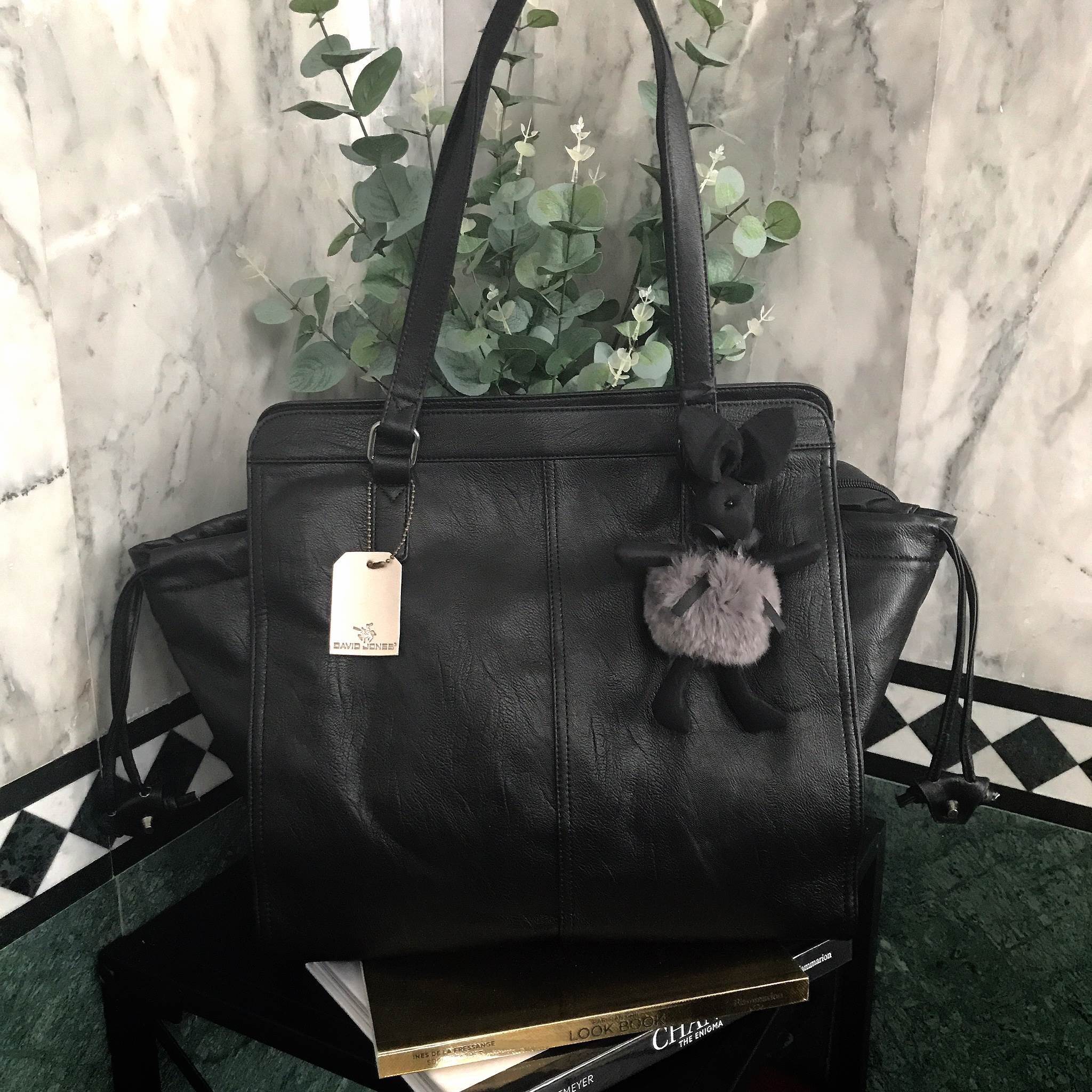 New Arrival ทรง Tote ชอบถือกันมากๆ บอกเลยใบนี้ ของจริงสวยคะ หนังนิ้ม นิ่ม ค่า **ดีต่อใจ 😁❤️ รุ่นใหม่ล่าสุด หนังนิ่ม อะไหล่ดำ ภายใน มี ช่อง 3 ช่องใหญ่ แบ่งเก็บของได้คุ้ม เป็นสัดส่วนดีคะ น้ำหนักเบา จุของได้คุ้มคะ ใบนี้ แม่ค้าแนะนำเลย ใช้ได้ทุ