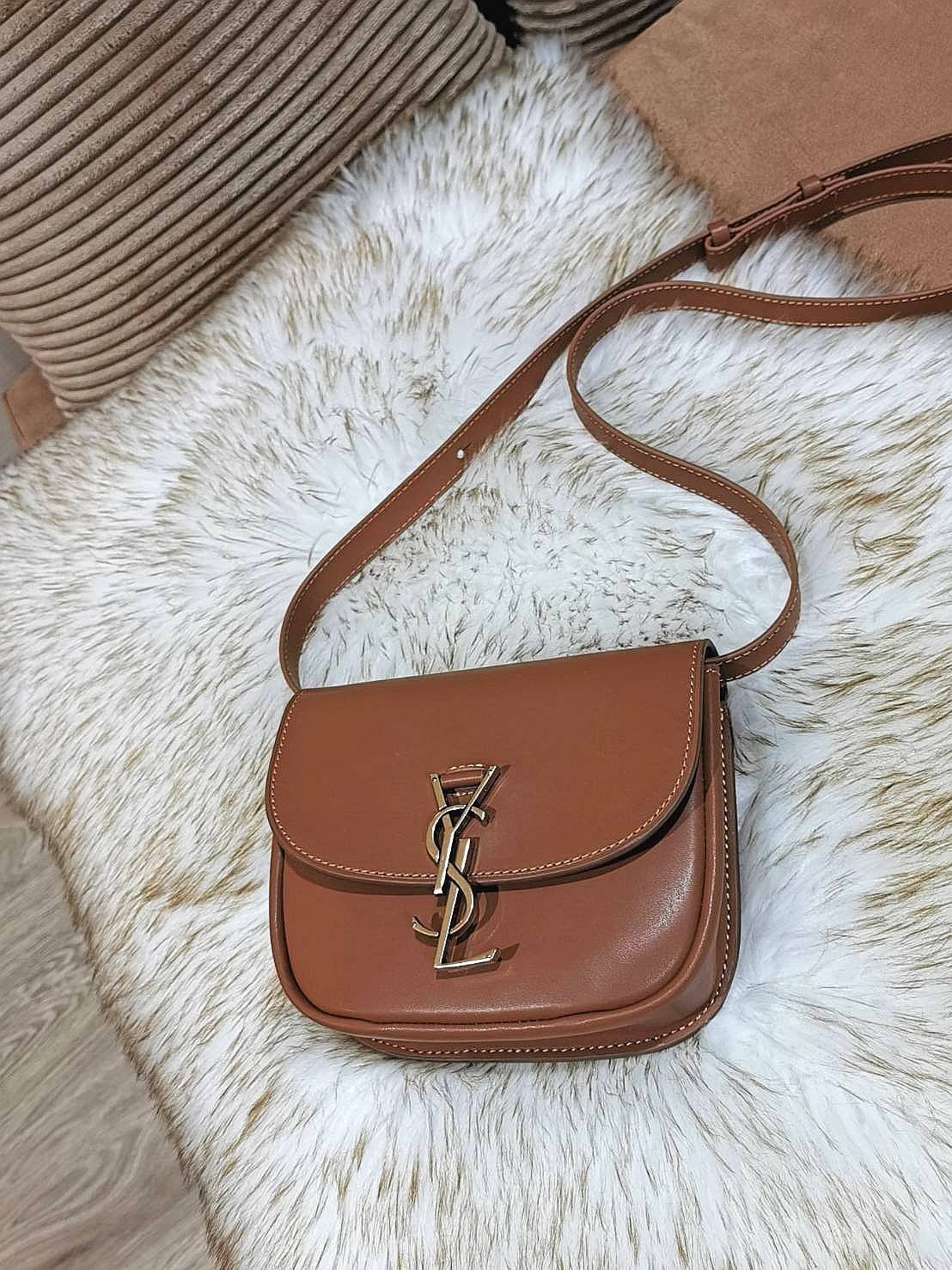 VIP 🥂 สีใหม่พร้อมส่ง! Saint Laurent Kaia Small YSL Plaque Leather Cross Body Bag / YVES SAINT LAURENT YSL BAG VIP วัสดุ Calfskin หนังเรียบอยู่ทรงเปิดปิดด้วยฝาปิดโลโก้แบรนด์อะไหล่ทอง ภายในโล่งมีโลโก้และช่องย่อยสามารถใส่มือถือของใช้จุกจิกได้เยอะ สาย