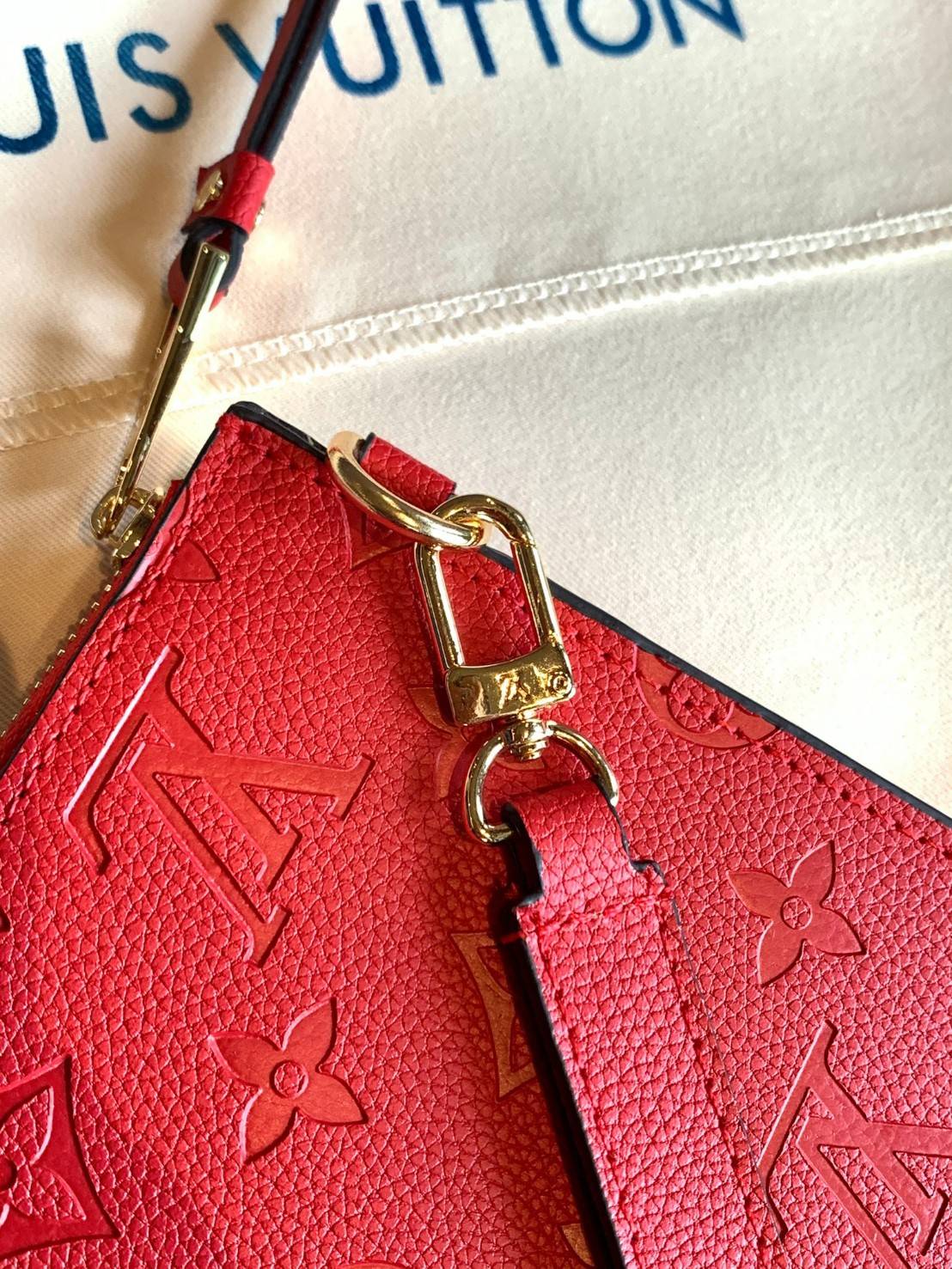 VIP 】จัดสินค้าคุณภาพมาให้สาวๆได้ใช้กันค่าา😘 Louis Vuitton Pochette Mélanie MM Monogram ใช้ขึ้นเครื่องได้เลย✈️ ✔️กระเป๋า ทรงคลัท แบบมีสายคล้องมือ ถอดออกได้หนึ่งสาย ✔️หนังแท้หนา ลายหนังพิมพ์ลายแบรนด์ได้สวยงามมากๆค่ะ