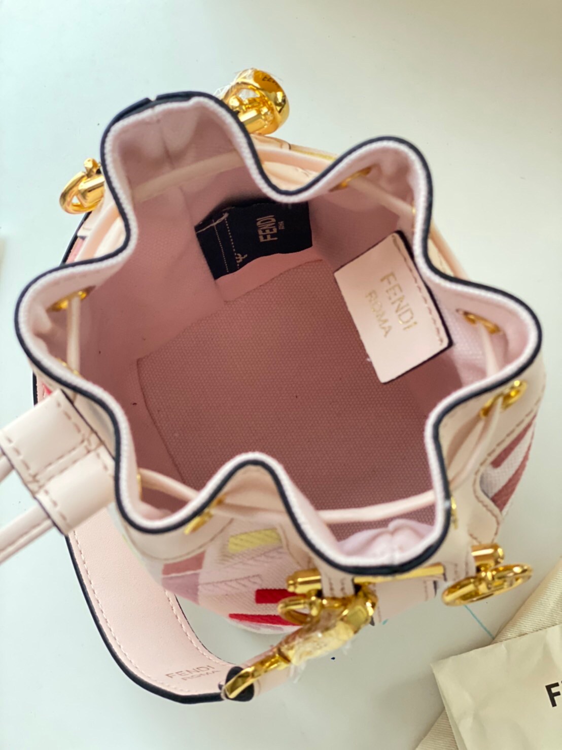 VIP GIFT 】FENDI Bucket in Pastel Bag สีหวานน่ารัก โดดเด่นด้วยสีสันสะดุดตา ดูแพงมากกกกก จัดหนักกันไปเลย กับรุ่นที่สาวๆรอคอย พร้อมเสิร์ฟความสวยให้ถึงบ้านแล้วน้า กระเป๋าบัคเก็ตทรงยอดนิยม ดีไซน์ใหม่ล่าสุด ยูนีคไม่เหมือนใคร งานฝีมือมากๆ ภายในเป็นช่องโล่งกว้าง 