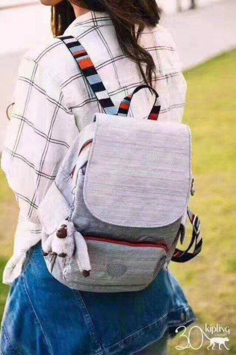 Kipling City Pack S K14275 Kipling มาพร้อมดีไซน์ทันสมัย สนุกสนาน ใช้งานได้อย่างคล่องตัว ด้วยสีและลายสุดคลาสสิก โดดเด่นด้วยพื้นที่ภายในและช่องต่างๆ ที่ให้คุณจัดเก็บของสำคัญได้ครบถ้วน