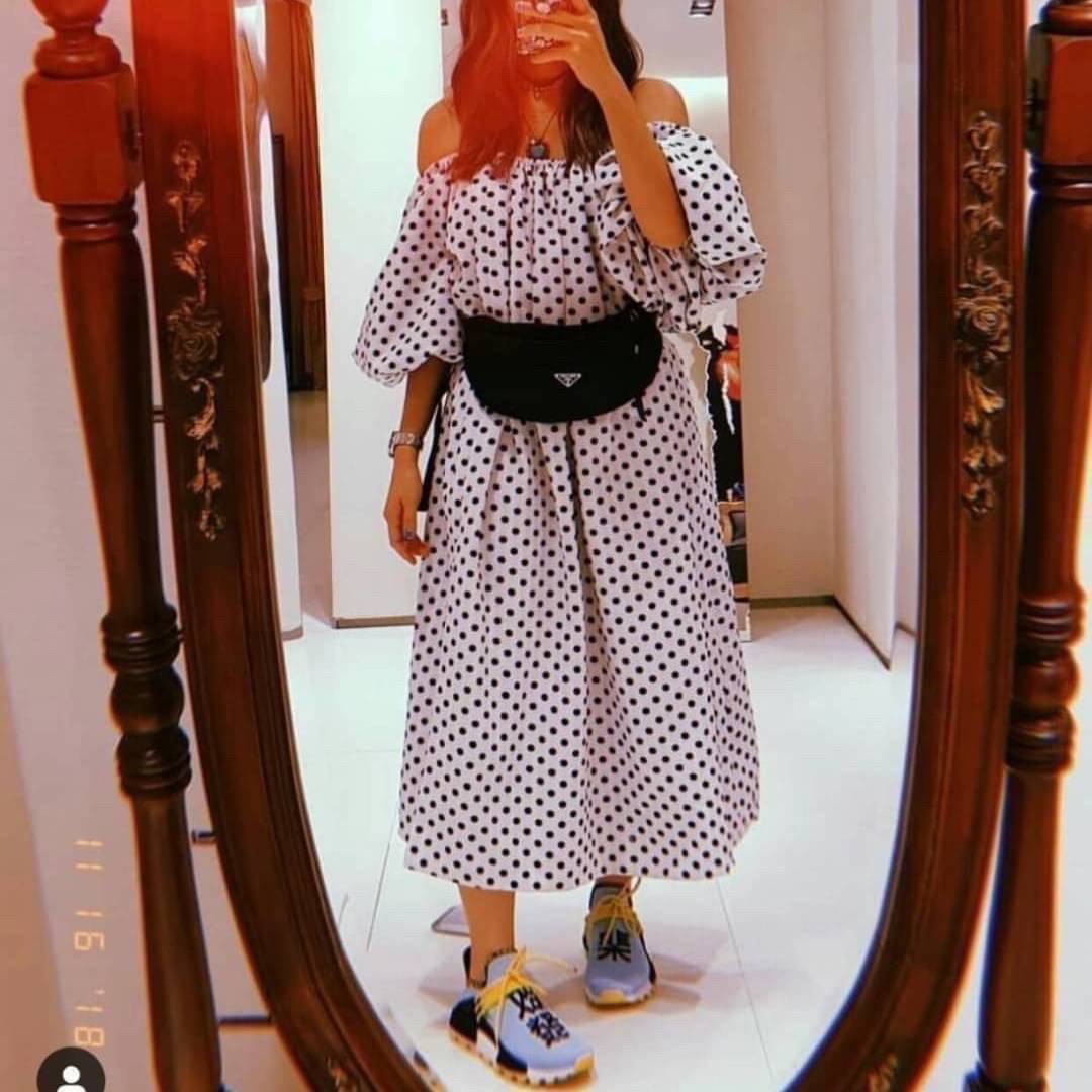 Prada Nylon Belt Bag รุ่นยอดฮิต! กระเป๋าคาดอก น้ำหนักเบา ดีไซน์เป็นเอกลักษณ์ เหมาะกับสายStreet มากๆค่ะ ทรงสาย จุของได้เยอะ ด้านหน้าประดับมีป้ายโลหะโลโก้แบรนด์