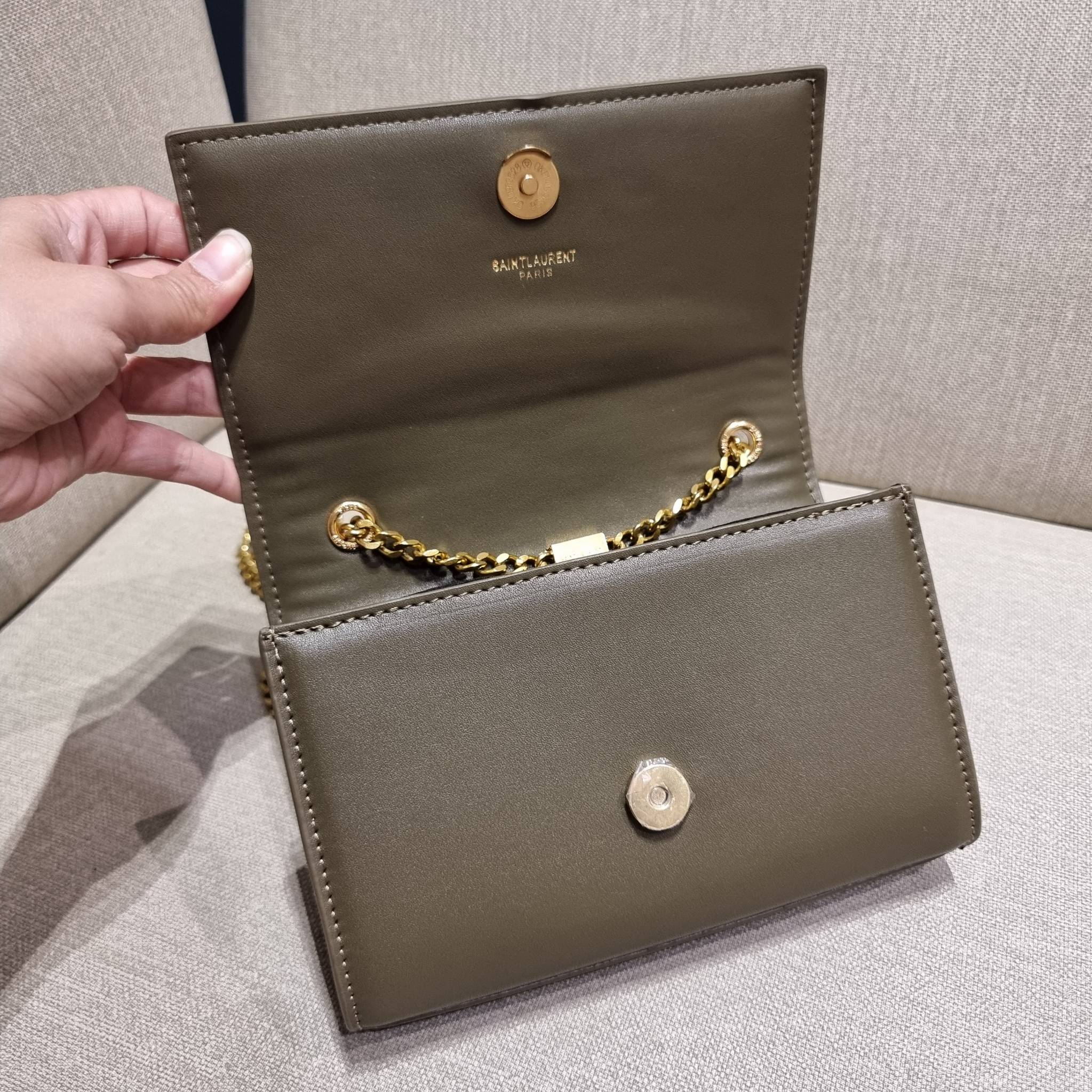 Yves Saint laurent small kate bag สุดหรู ทรง woc ที่แสนจะฮอตปรอทแตก ดีไซน์เรียบ แต่แอบมีดีเทลความหรูที่พู่ห้อยสีทองโดดเด่น เพิ่มความแพงอีกหนึ่ง วัสดุหนังแท้สัมผัสดีงาม ใช้งานง่ายเพียงแค่เปิด-ปิดด้วยกระดุมแม่เหล็ก ภายในเป็นช่องโล่ง มีช่องใส่บัตร ใส่มือถือ 