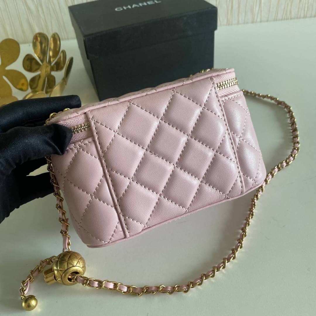 VIP GIFT 】หนังแกะแท้ CHANEL Box With Chain สายโซ่ทองหรูมาก หนังเรียบฟู ขึ้นเงา กระทบแสงยิ่งสวยค่าา โทนสีสวยสดใส เหมาะมากสำหรับสาวๆ ชิคๆ ต้องบอกเลยรุ่นนี้เหล่าเซเลบใช้กันเยอะมากๆ แค่อะไหล่ก็หรูไปเดินครึ่งแล้วค่าา😁 พร้อมส่งที่ไทยที่นี่ที่เดียว
