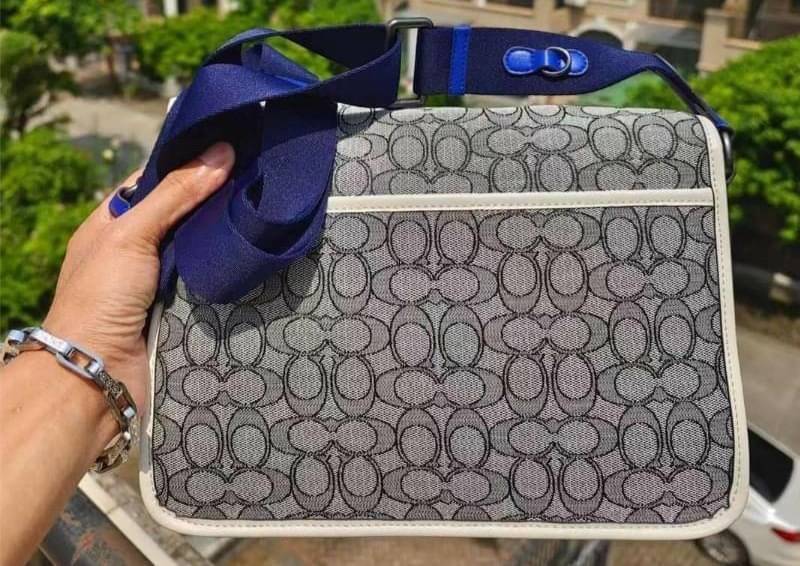 Coach C9158 League Messenger Bag Crossbody Sling Bag ใหม่ล่าสุด คอลที่หนุ่มๆก็ต้องใจละลายไม่แพ้สาวๆ กับกระเป๋าสะพายทรงแมสเซนเจอร์ ดีไซน์ทรงคลาสสิคใช้งานง่าย ดีเทลน้อยแต่มาก!! ดูดีดูแพงเกินเบอร์ไปเลย ภายในเป็นช่องโล่ง มีช่องแยก แบ่งสัดส่วนได้ดีมากๆ มาพร้อม
