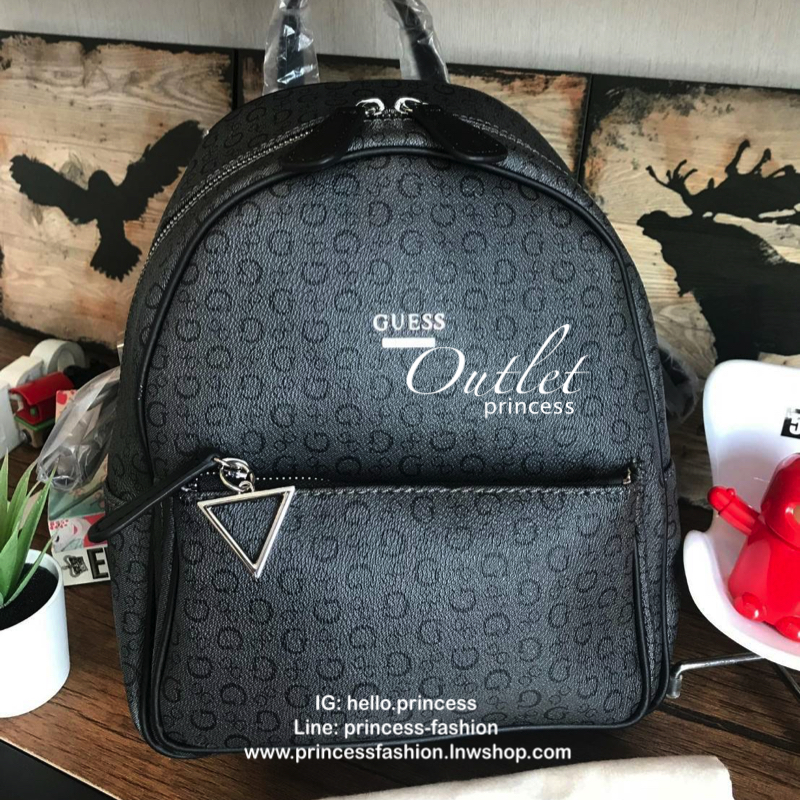 Guess Factory Mini Backpack กระเป๋าเป้สะพายขนาดกลาง มีฐานกว้าง จุของได้เยอะ เปิดปิดด้วยซิปคู่ใช้งานง่าย ภายในกว้าง ใส่กระเป๋าสตางค์ มินิไอแพคและของจุกจิกอื่นได้ ด้านหน้ามี1ช่องซิปใช้งาน ประดับโลโก้รูปสามเหลี่ยม สายสะพายปรับได้เพื่อนการใช้งานที่คล่องตัว เห